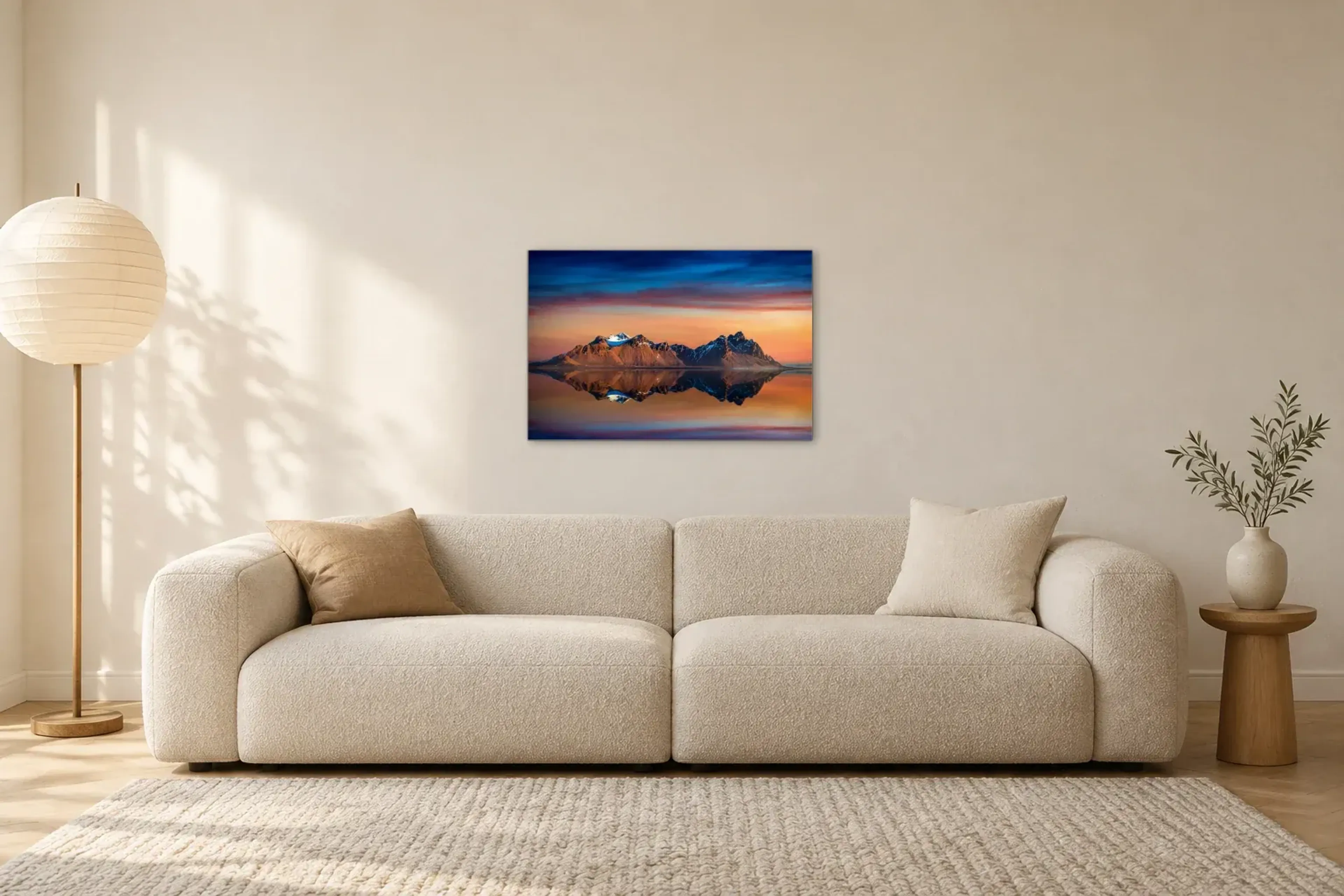 Spiegelsee als Wandbild über einem 230-cm-Sofa