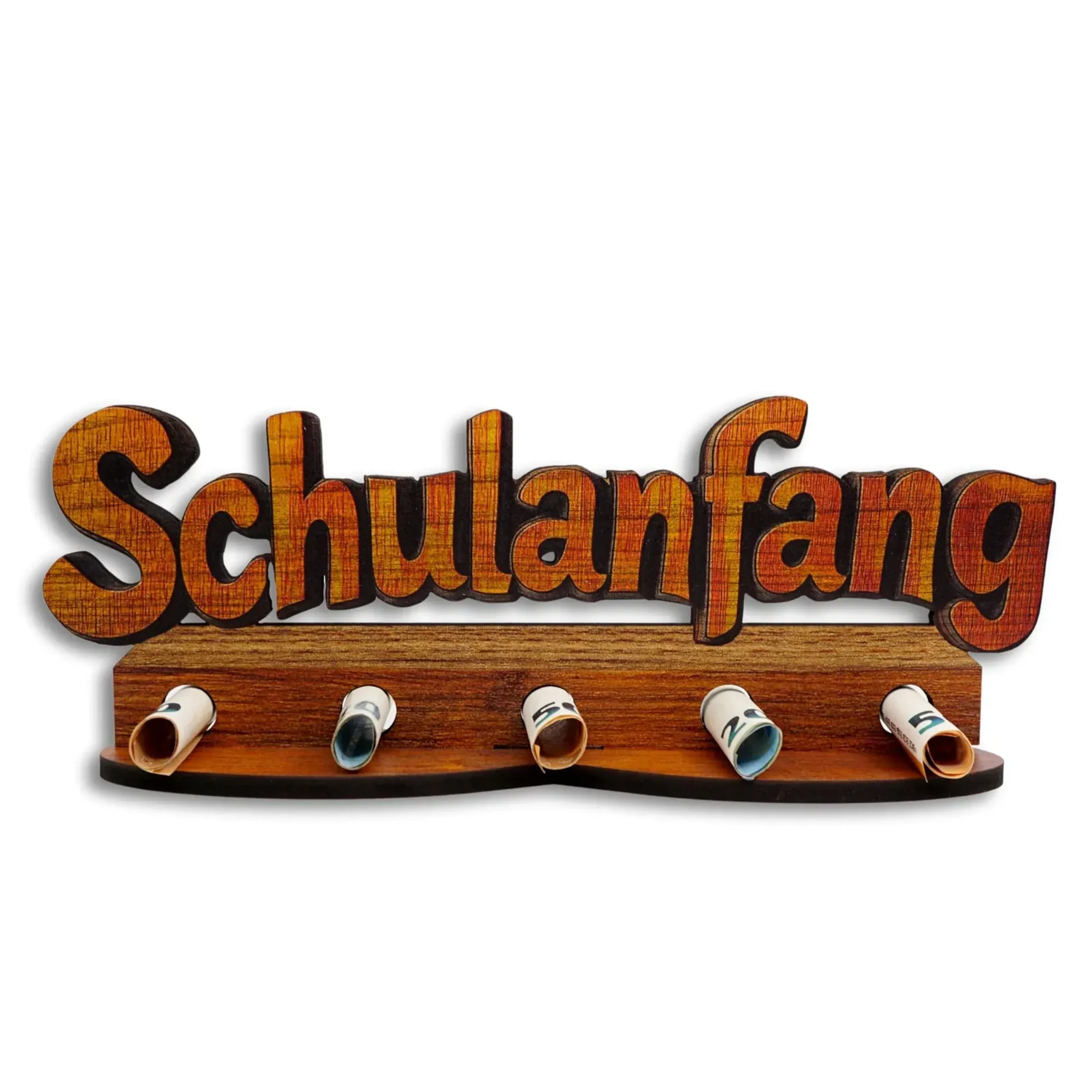 Schriftzug „Schulanfang“ in brauner Holzoptik über einem Sockel, im Beispiel mit fünf gerollten Geldscheinen.