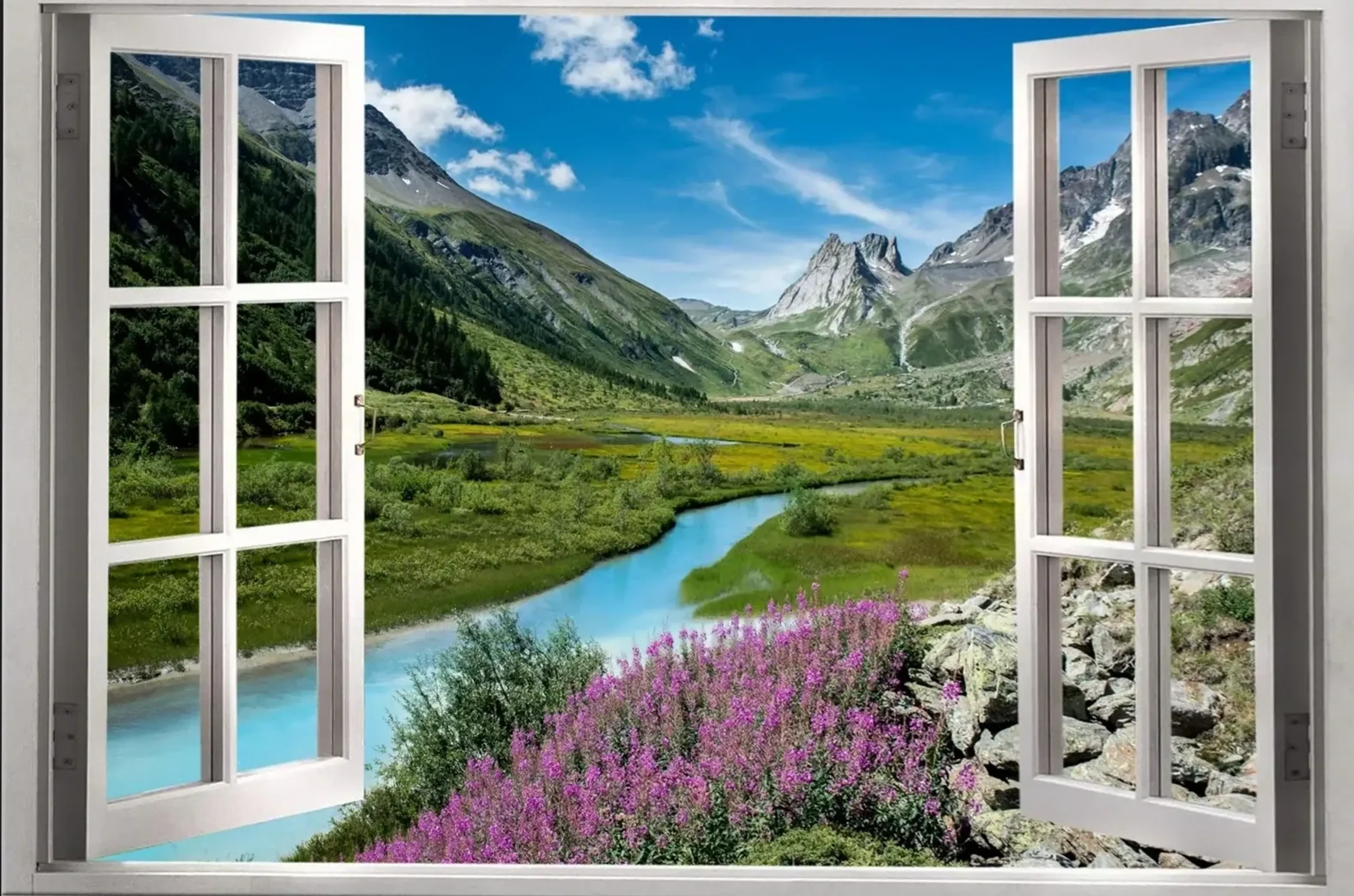 Offene weiße Fensterflügel rahmen einen türkisfarbenen Bergbach im grünen Tal mit violetten Blüten.
