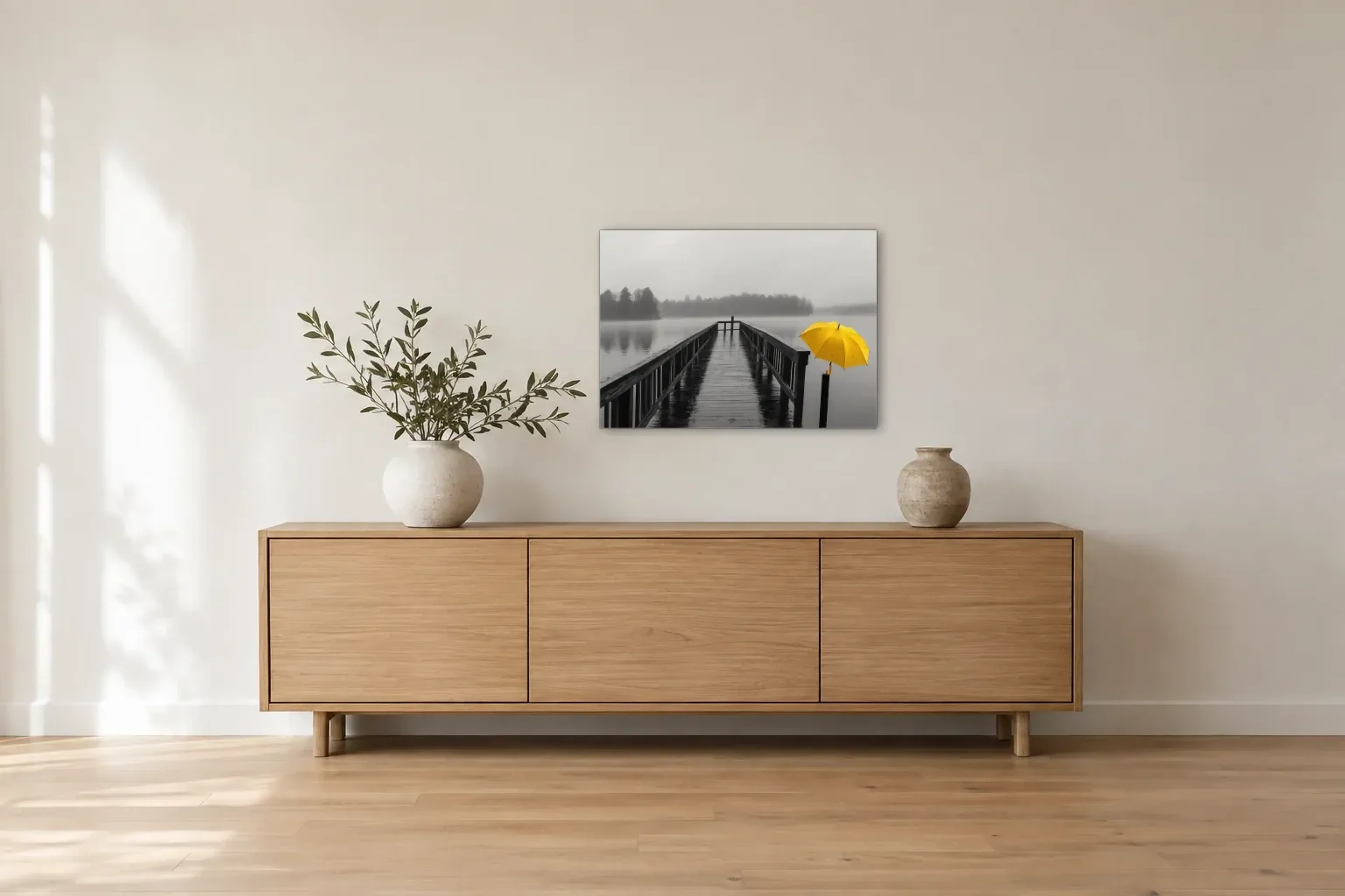 Gelber Schirm am Steg als Wandbild über einem 180-cm-Sideboard