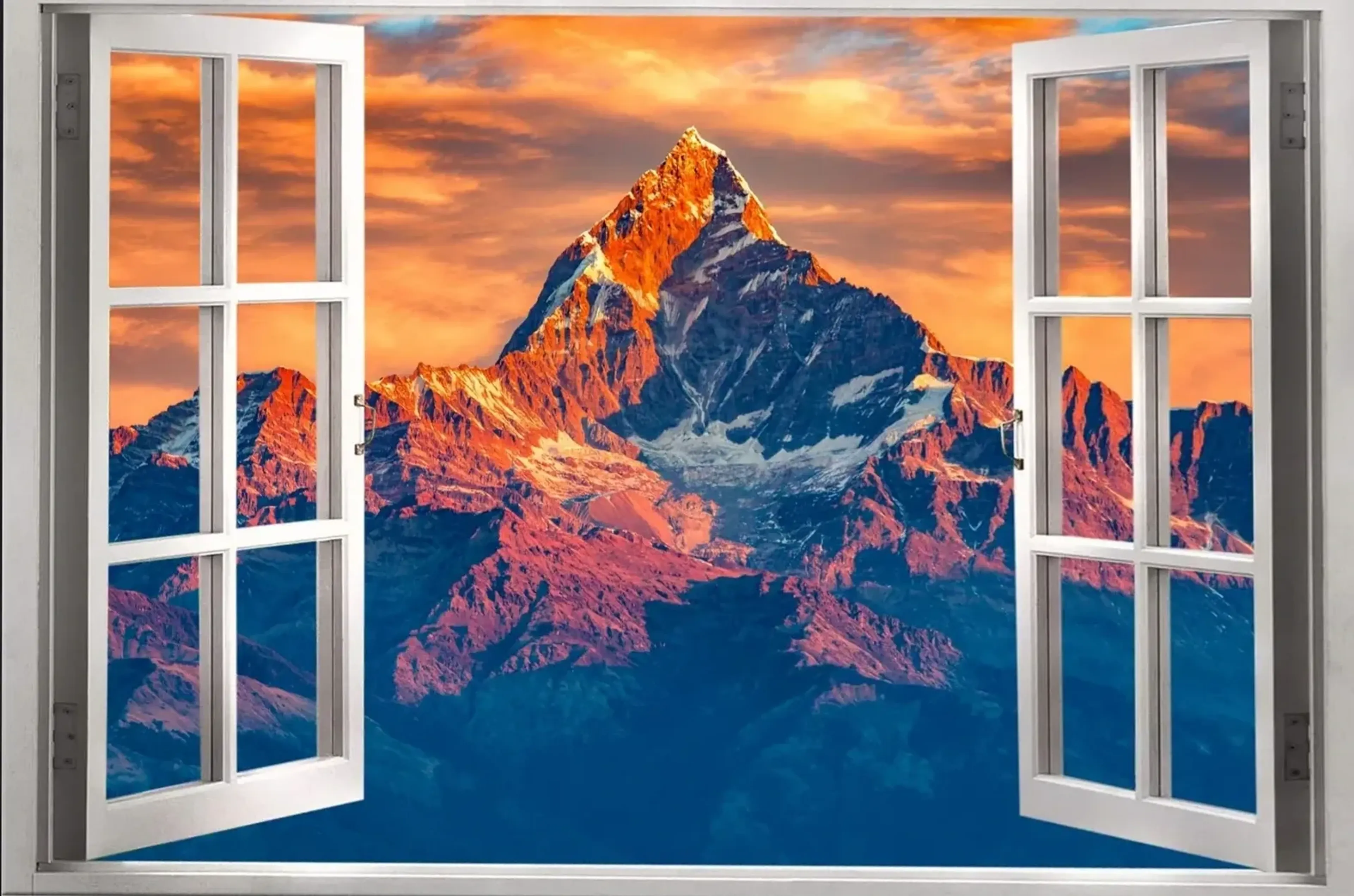 Ein spitzer Berg mit Schneefeldern leuchtet orange hinter geöffneten weißen Fensterflügeln.
