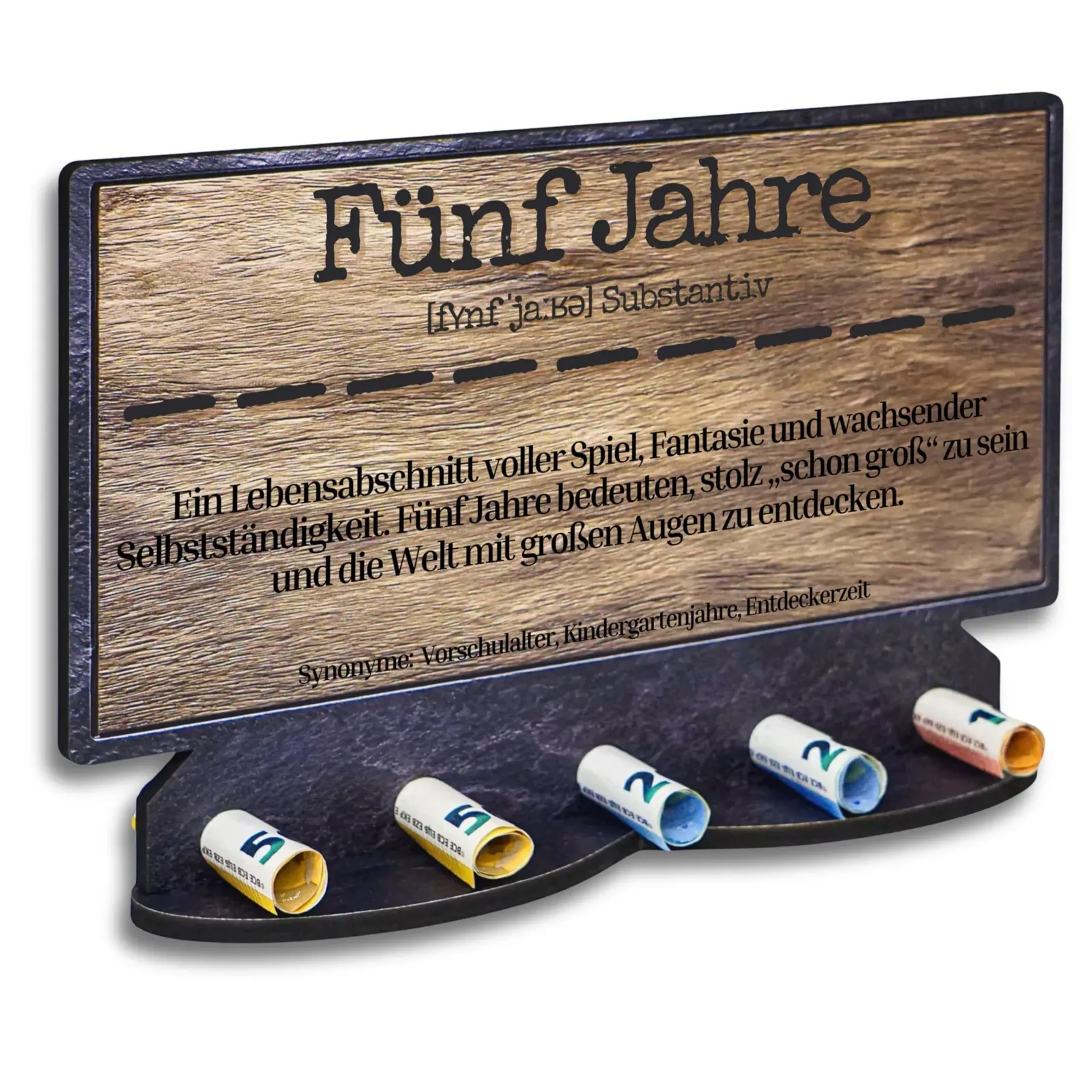Schild in brauner Holzoptik mit dunkler Ablage und gerollten Geldscheinen, im Beispiel mit dem Text „Fünf Jahre“.