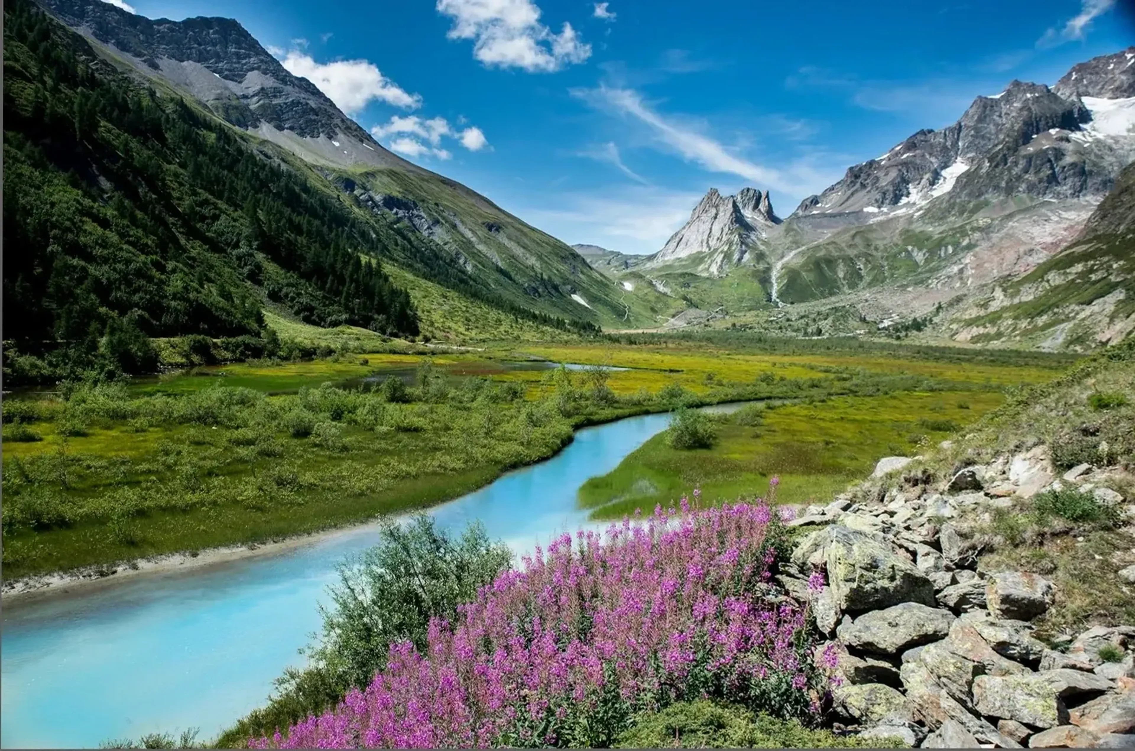 Türkiser Fluss im Bergtal – Motiv als Wandbild auf Holz