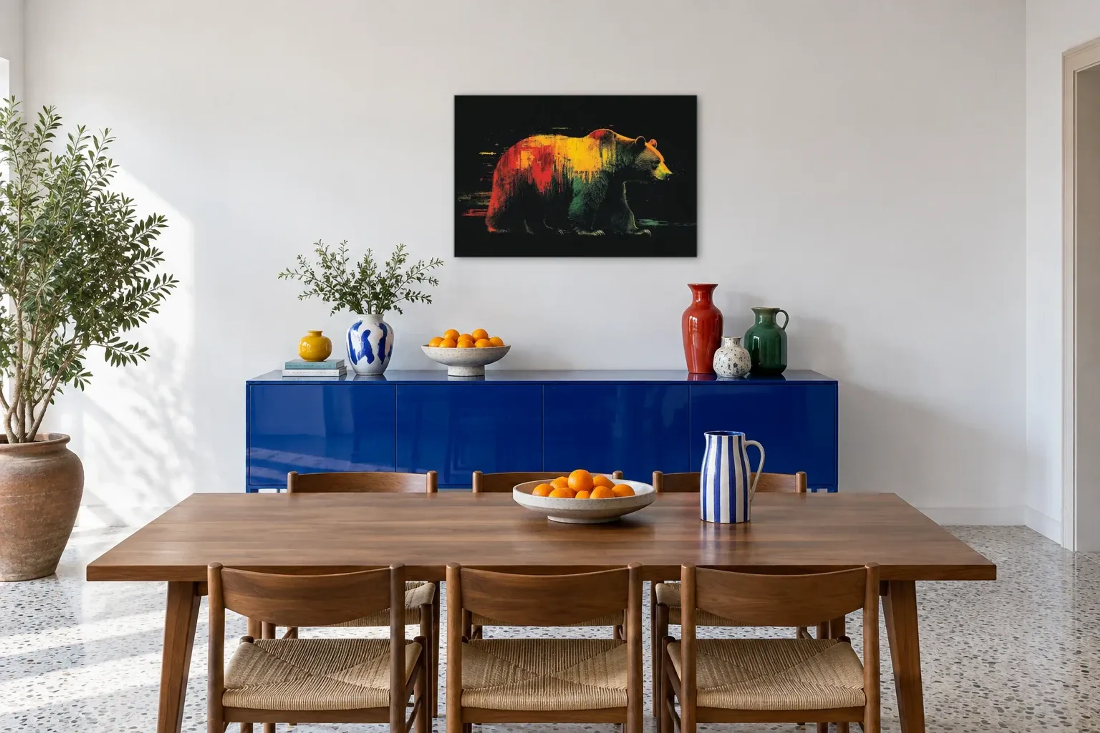 Braunbär auf dunklem Grund als Wandbild über einem 180-cm-Sideboard
