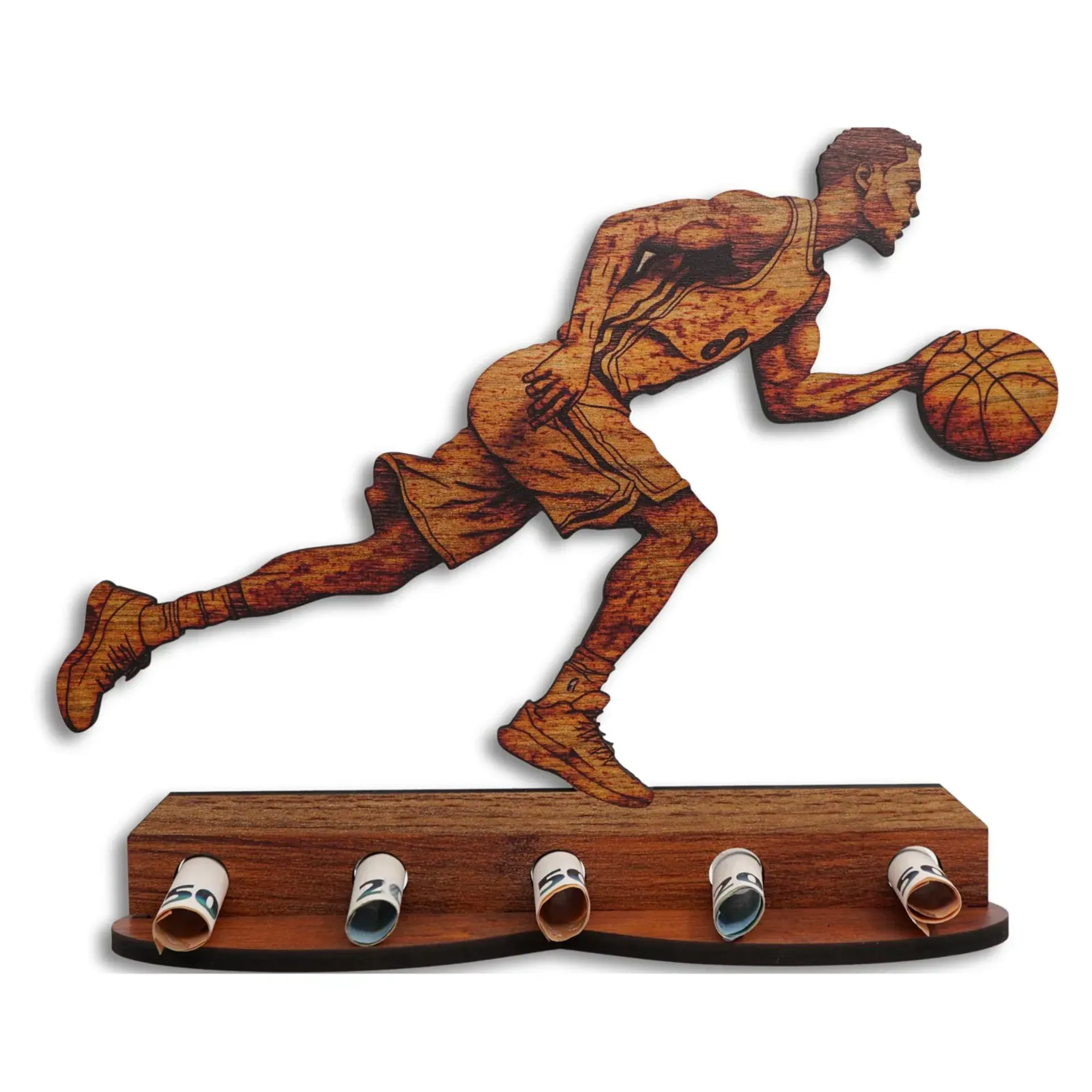 Basketballspieler in Laufbewegung mit Ball, in warmen Brauntönen auf einem Sockel mit fünf gerollten Geldscheinen.