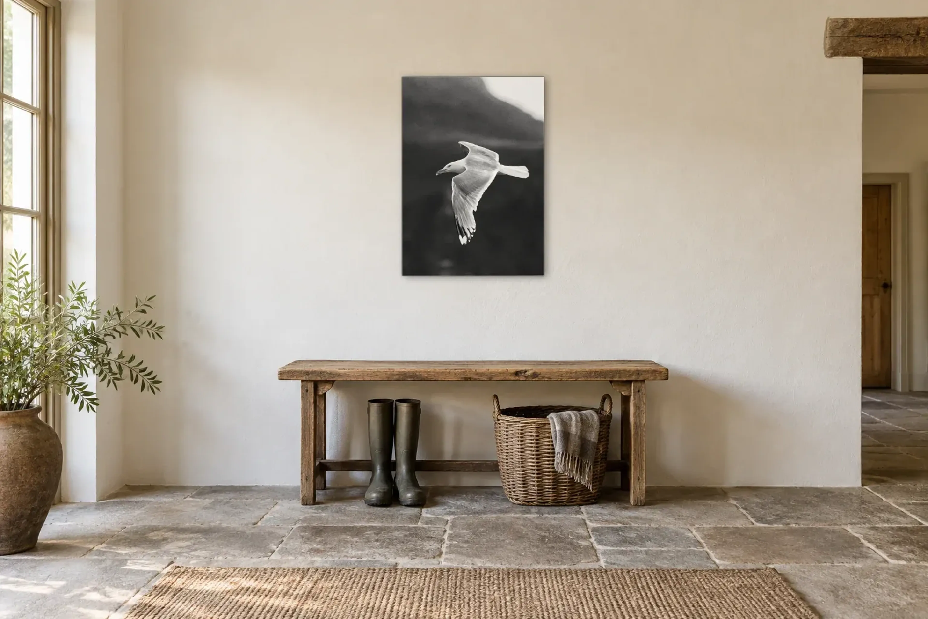Möwe in Schwarz-Weiß als Wandbild über einer 120-cm-Bank