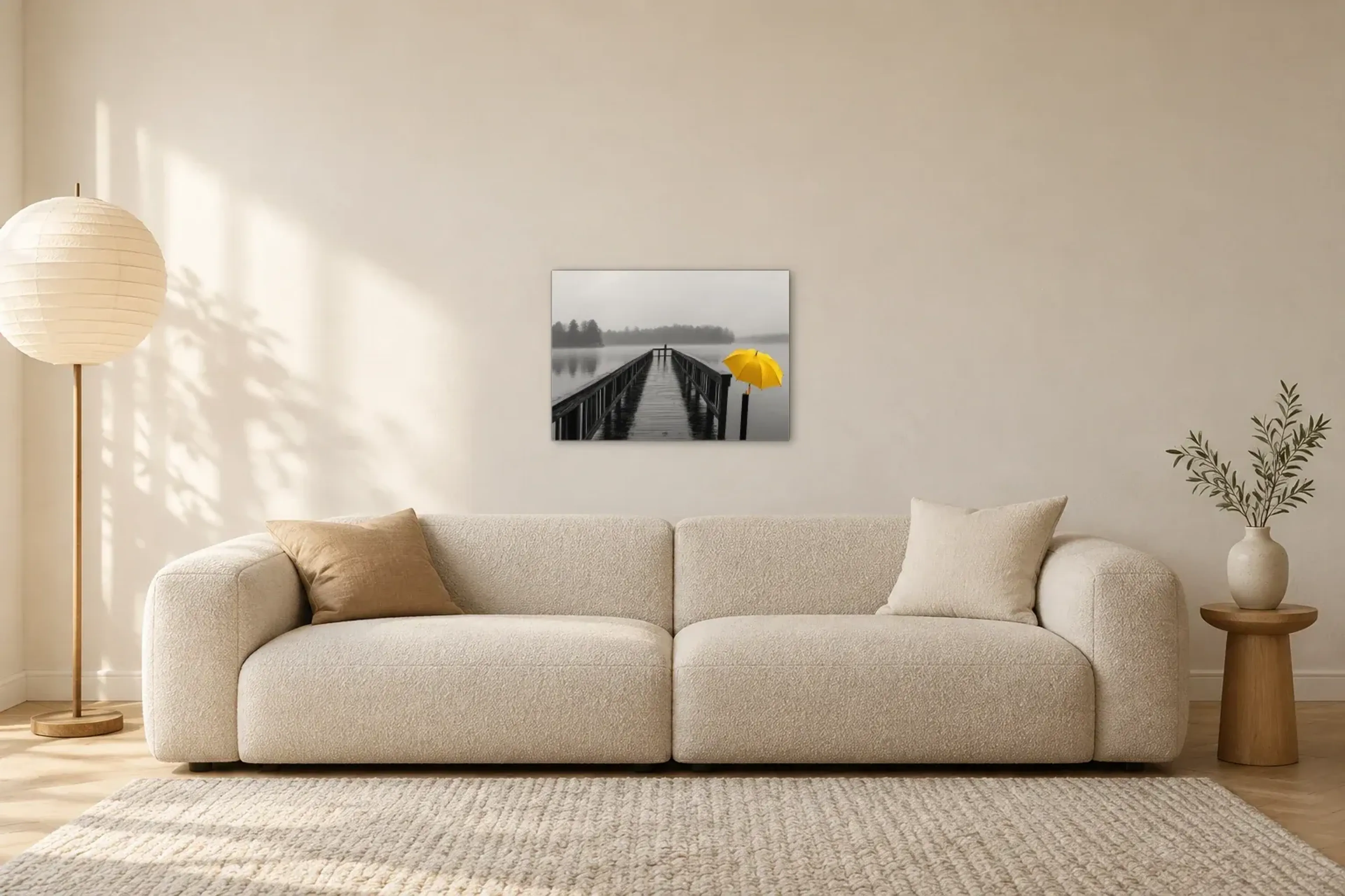 Gelber Schirm am Steg als Wandbild über einem 230-cm-Sofa