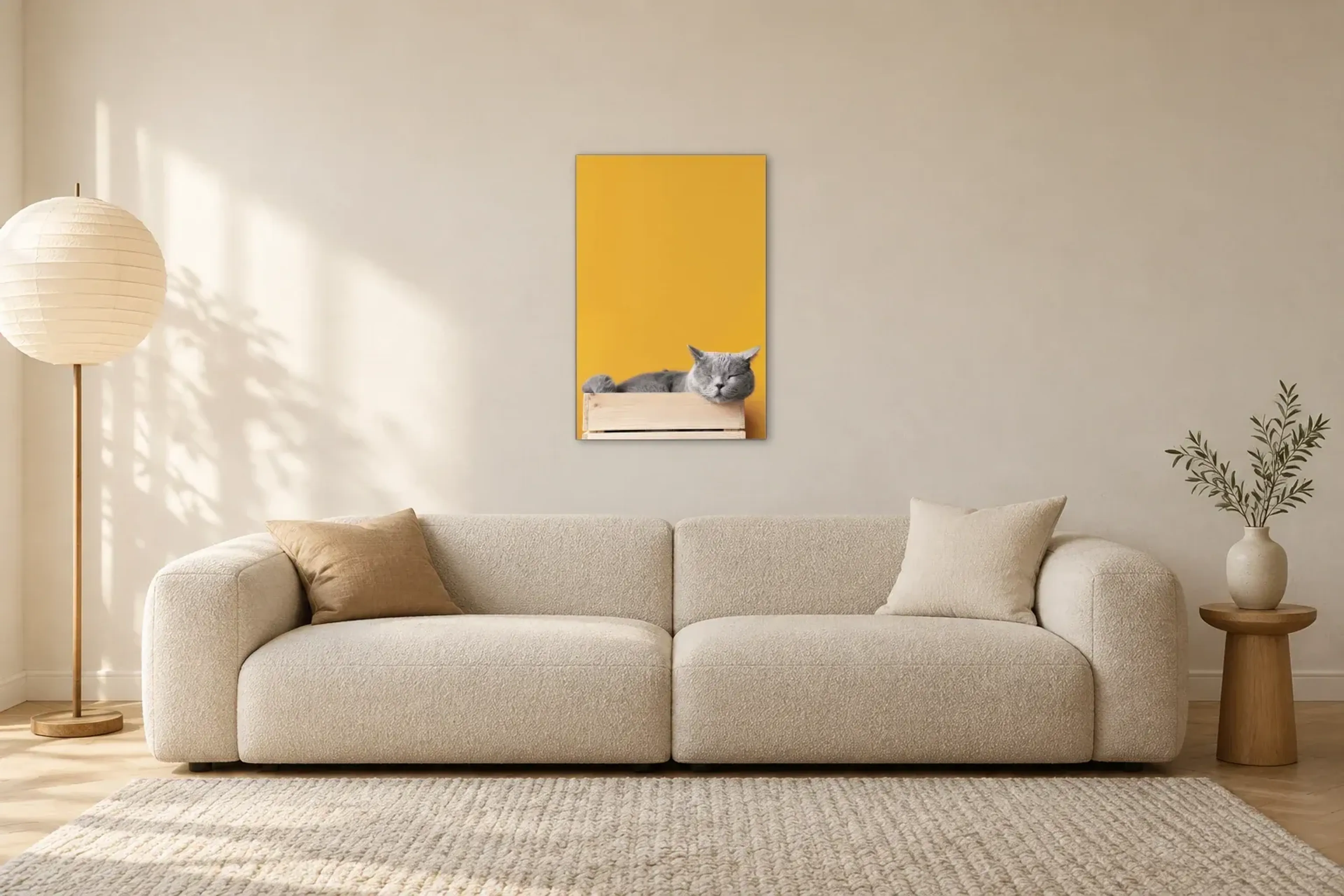 Schlafende graue Katze als Wandbild über einem 230-cm-Sofa