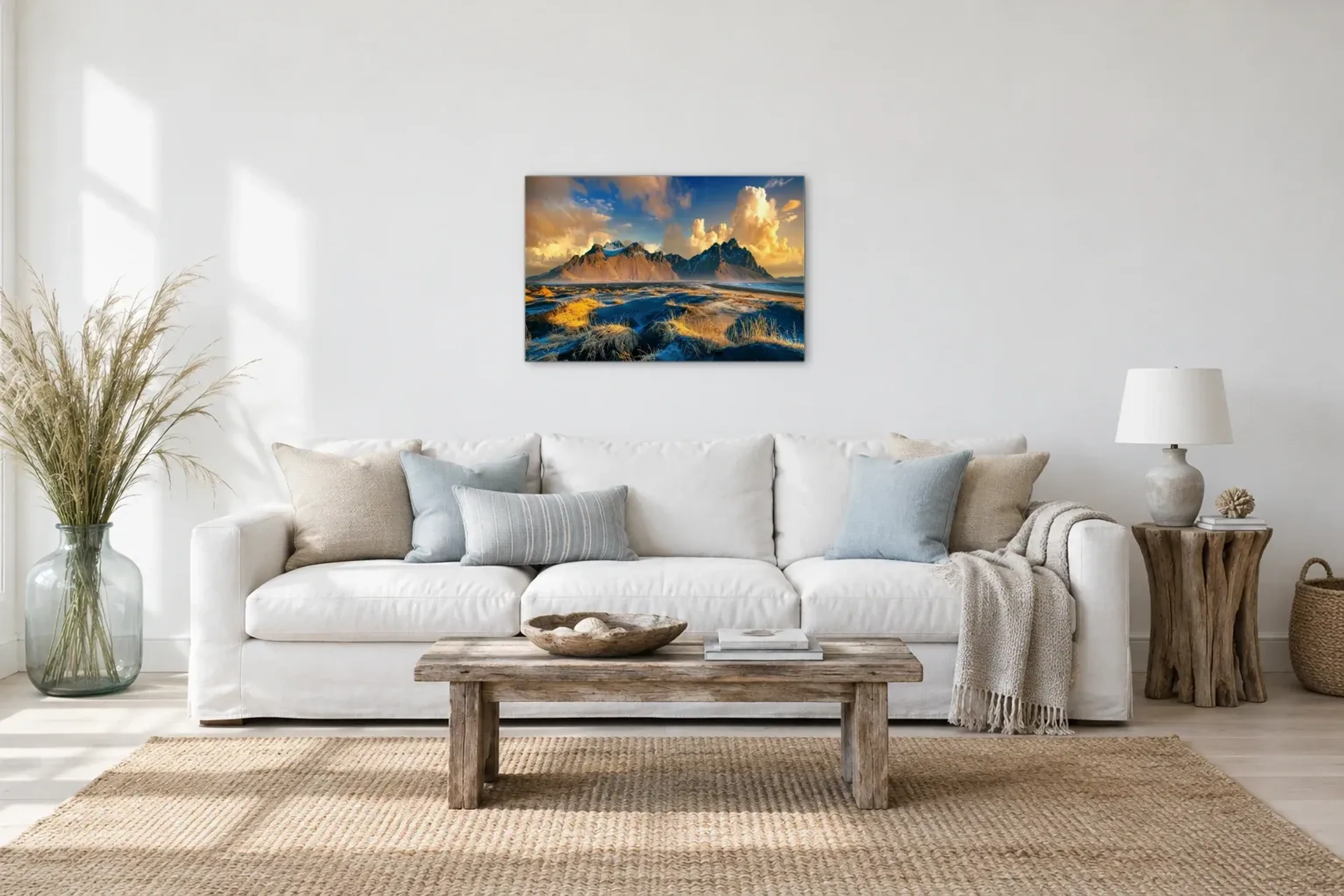 Berge im Küstenlicht als Wandbild über einem 220-cm-Sofa