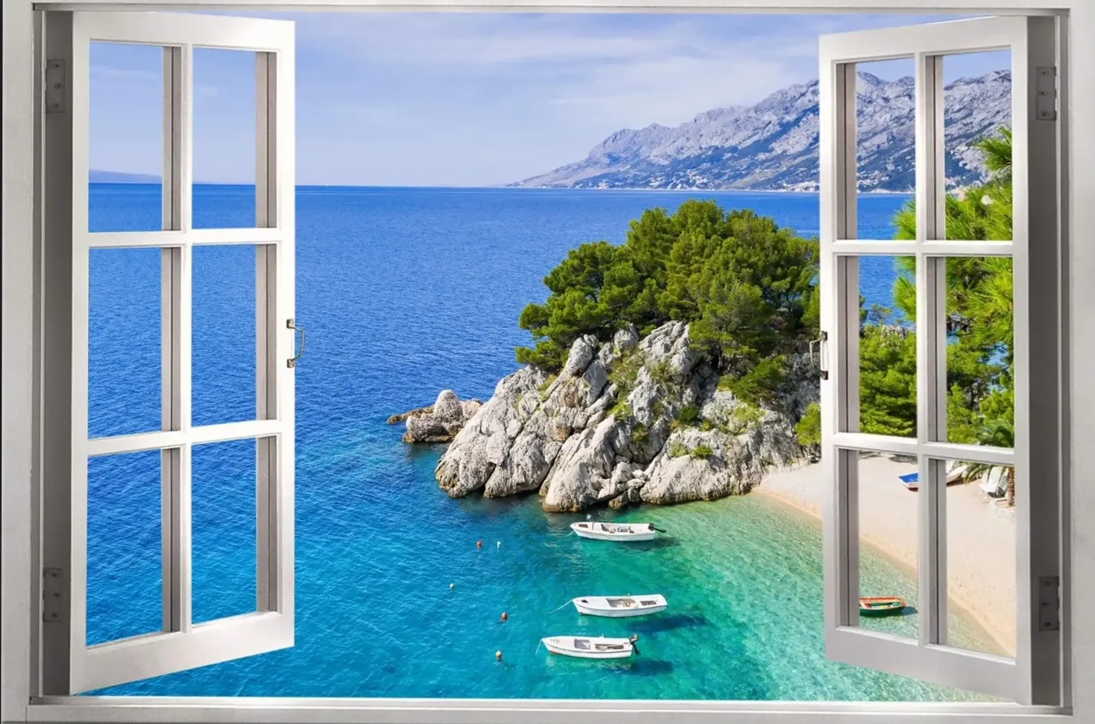Ein offenes weißes Fenster zeigt eine türkisfarbene Bucht mit Booten, hellen Felsen, grünen Bäumen und Bergen.