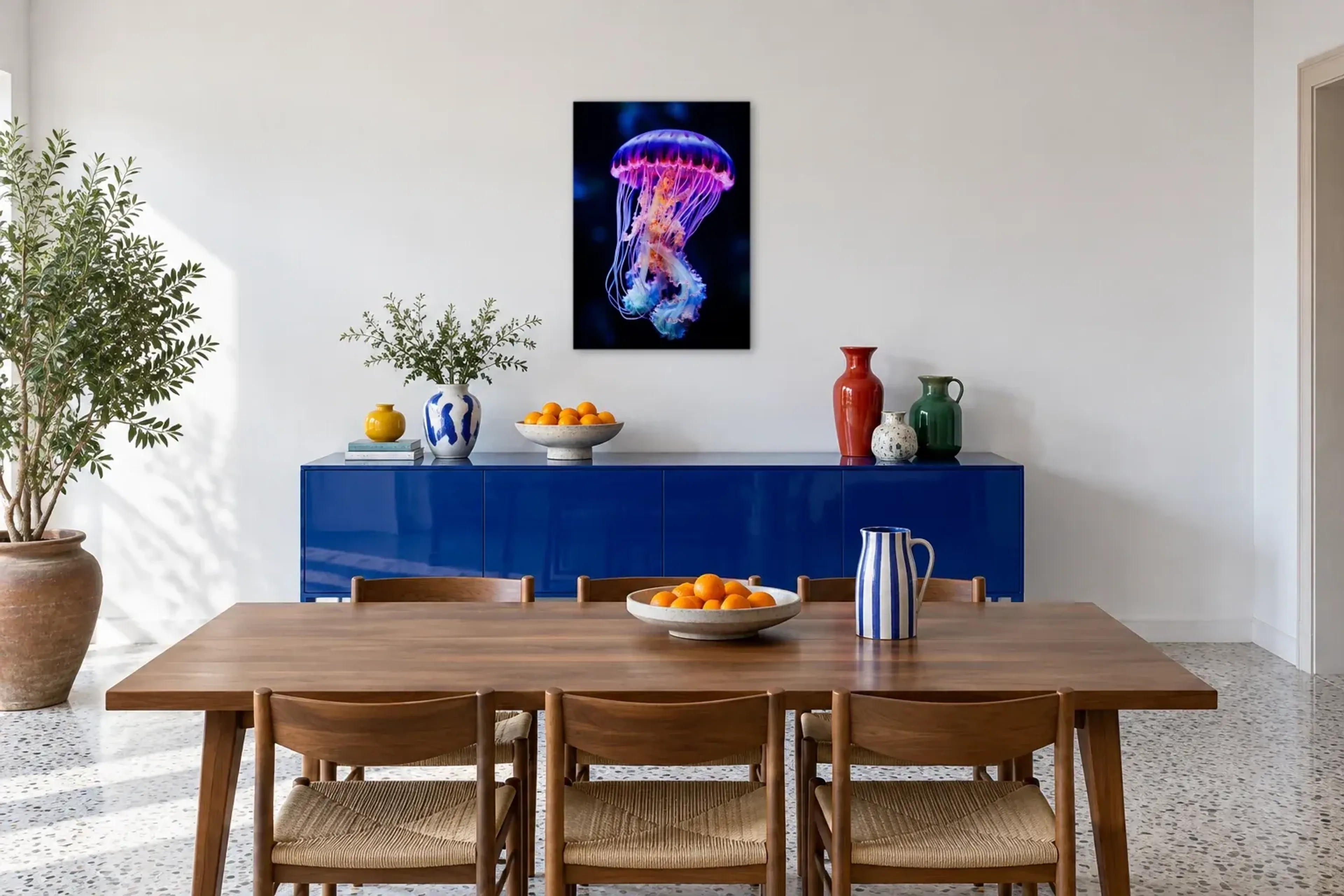 Qualle in leuchtenden Farben als Wandbild über einem 180-cm-Sideboard