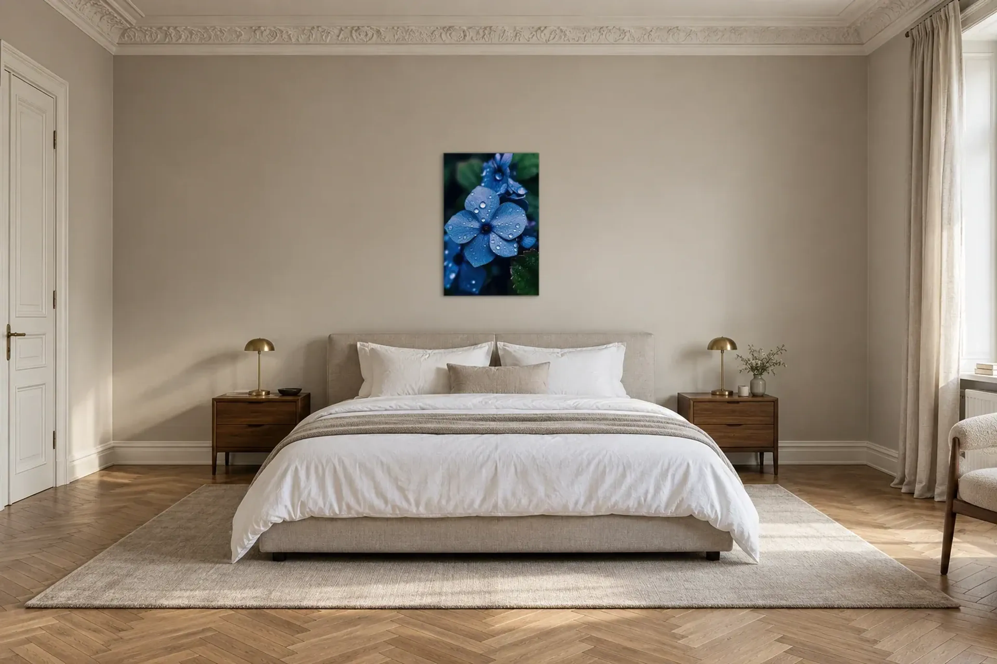 Blaue Blüte als Wandbild über einem 180-cm-Bett