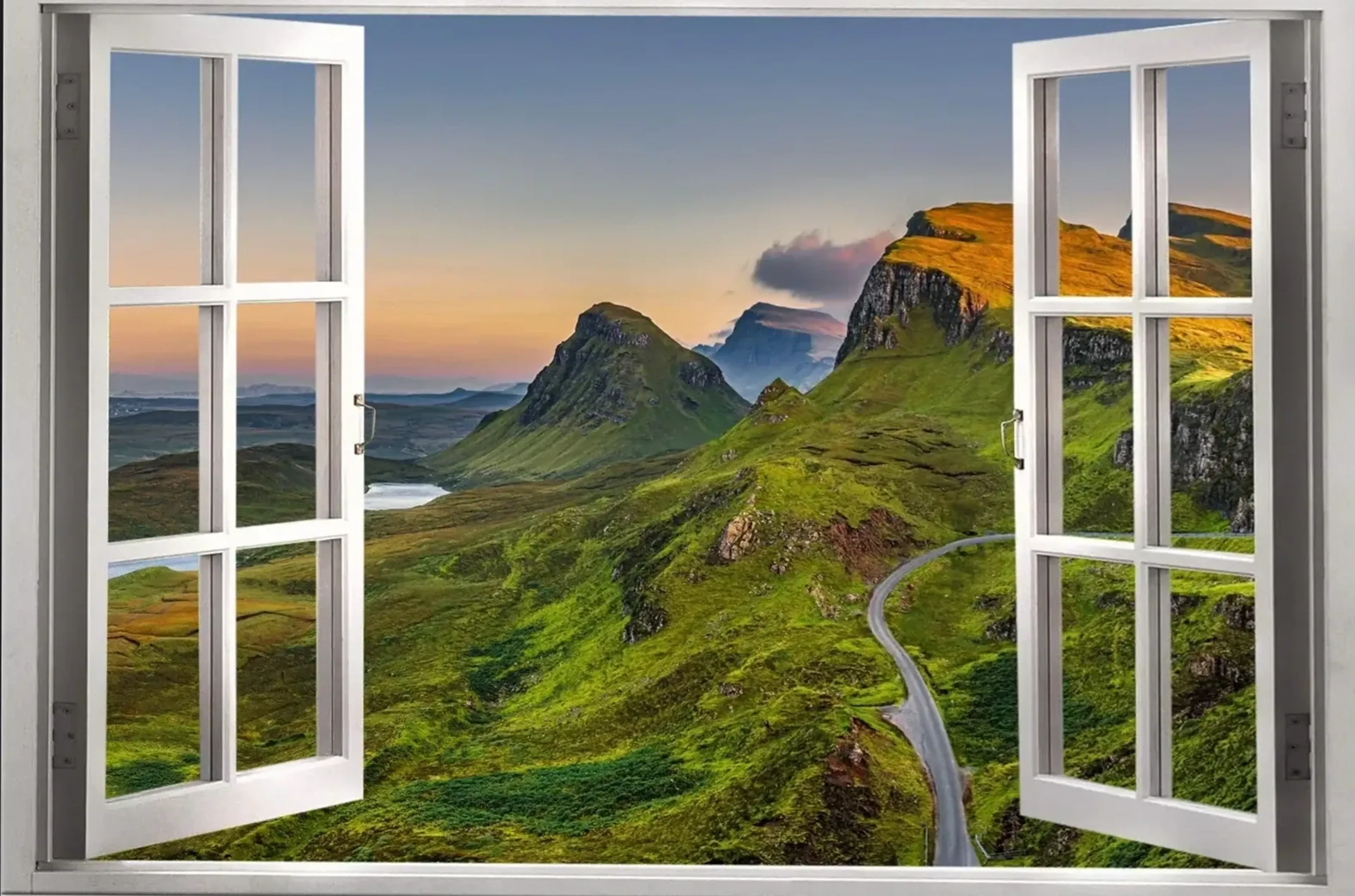 Durch ein offenes weißes Fenster sieht man grüne Berge und eine kurvige Straße unter zart orangefarbenem Himmel.