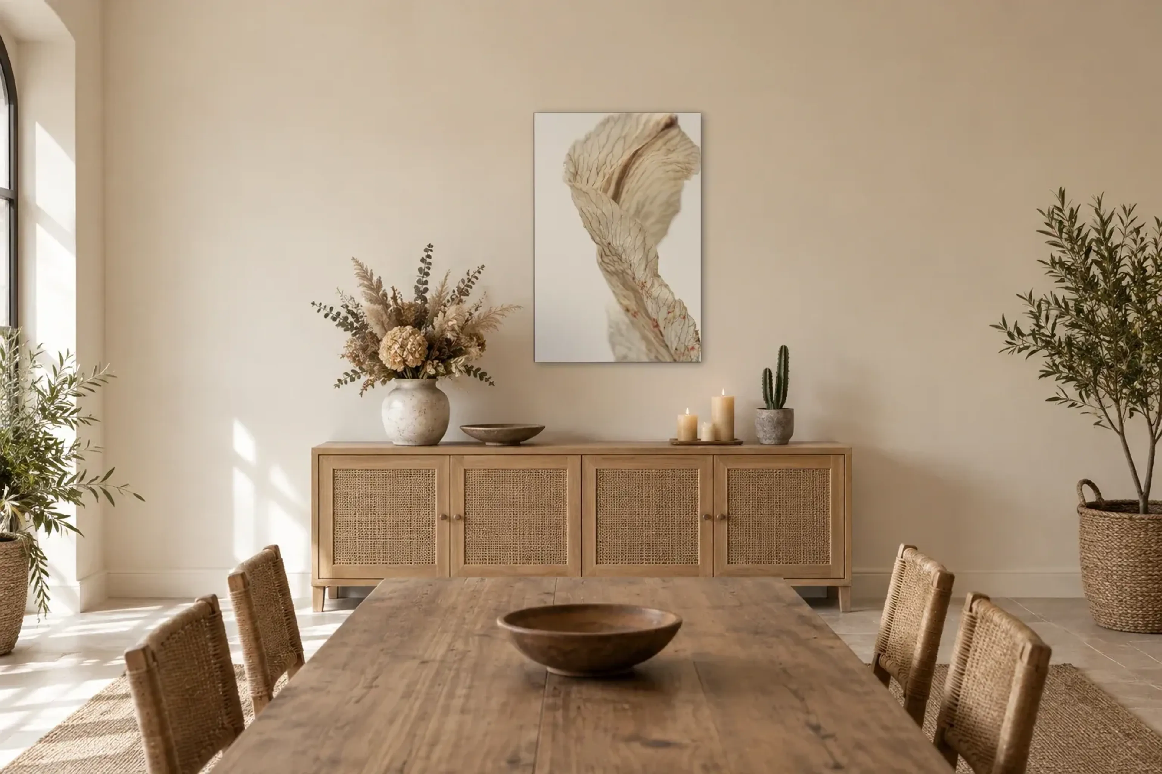 Getrocknetes Blatt als Wandbild über einem 160-cm-Sideboard