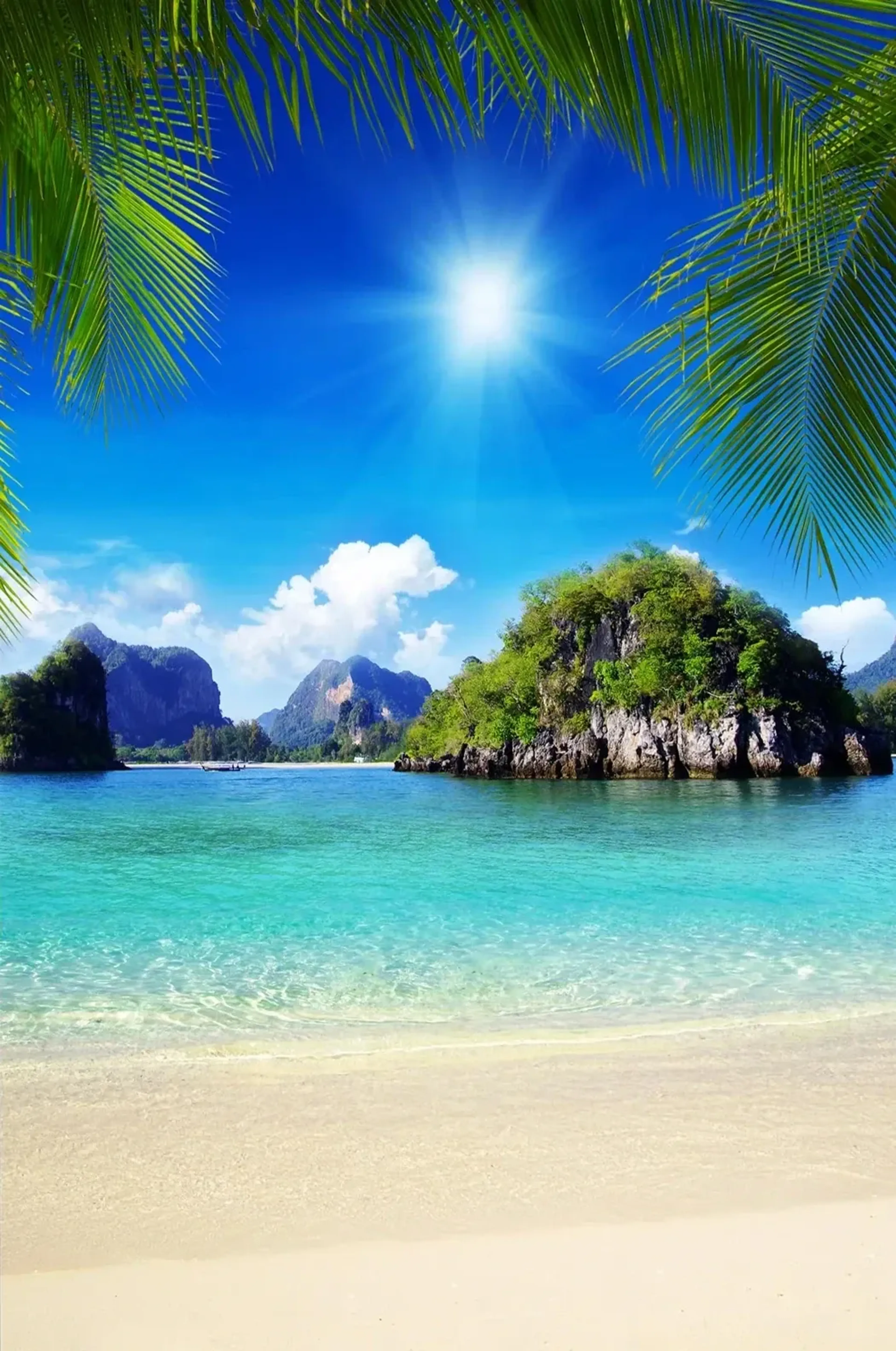 Palmenwedel rahmen eine sonnige Bucht mit türkisfarbenem Wasser, hellem Sand und bewachsenen Felsen ein.