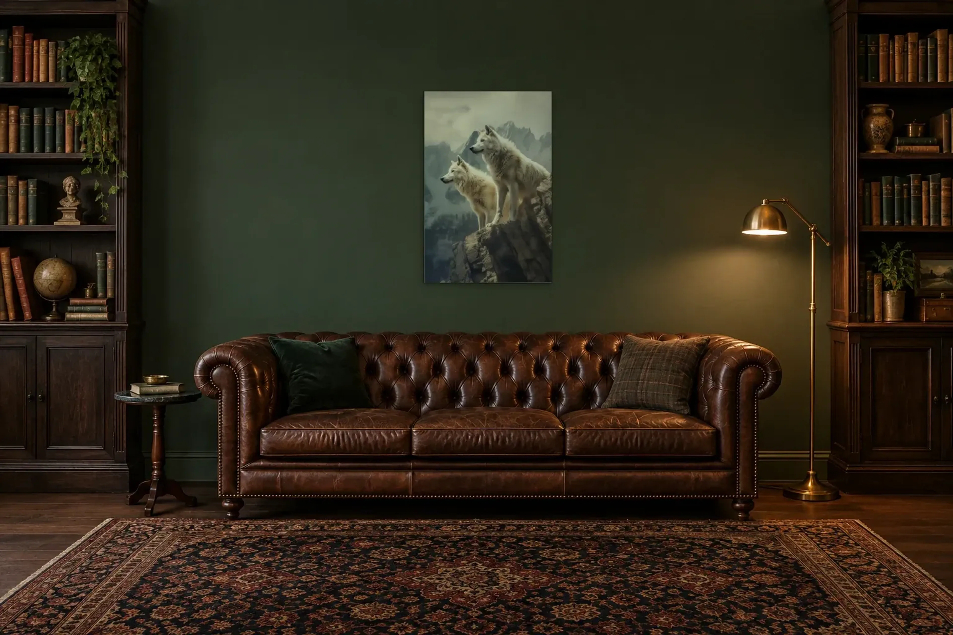 Weiße Wölfe am Berghang als Wandbild über einem 200-cm-Chesterfield-Sofa