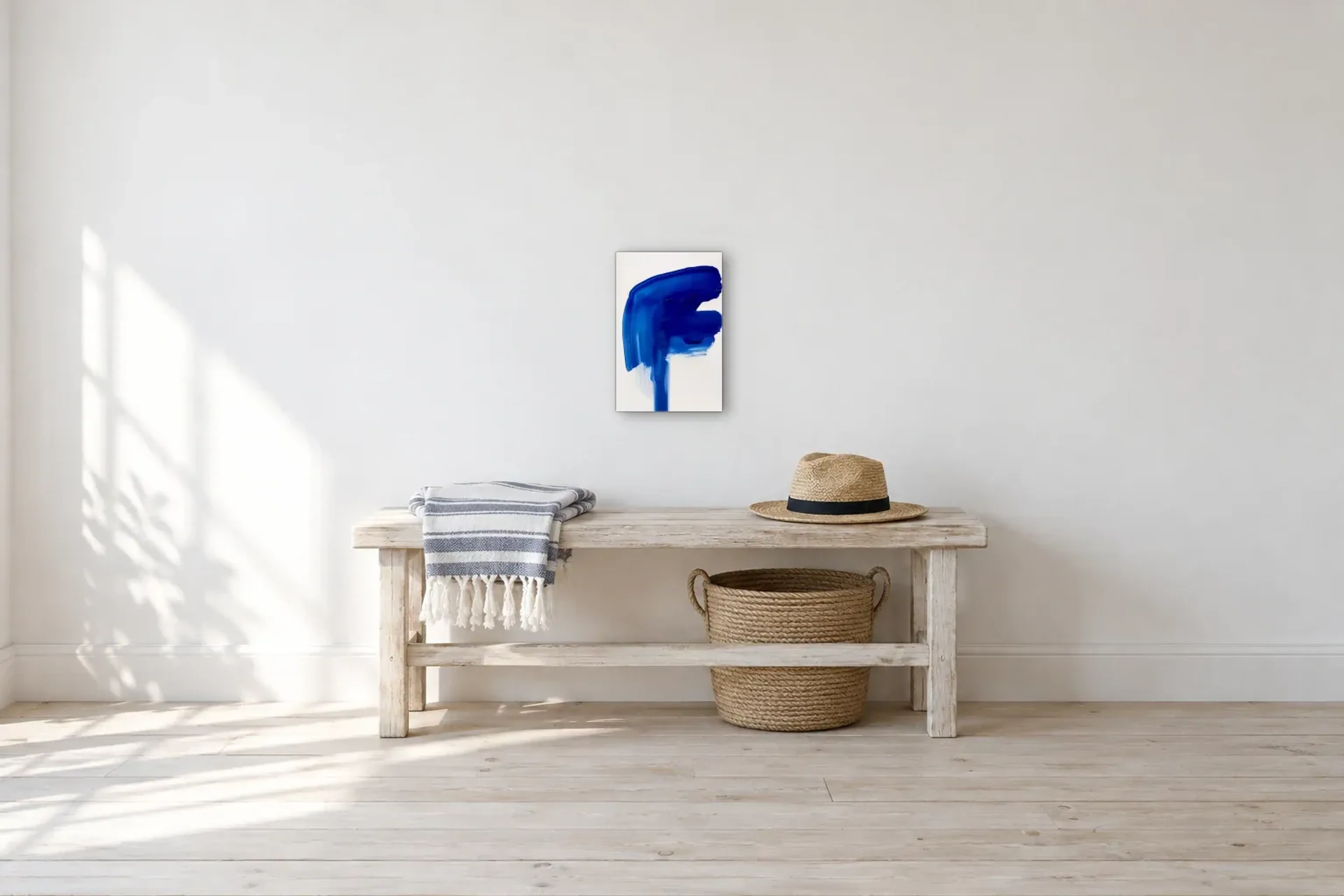 Blauer Farbschwung als Wandbild über einer 100-cm-Bank