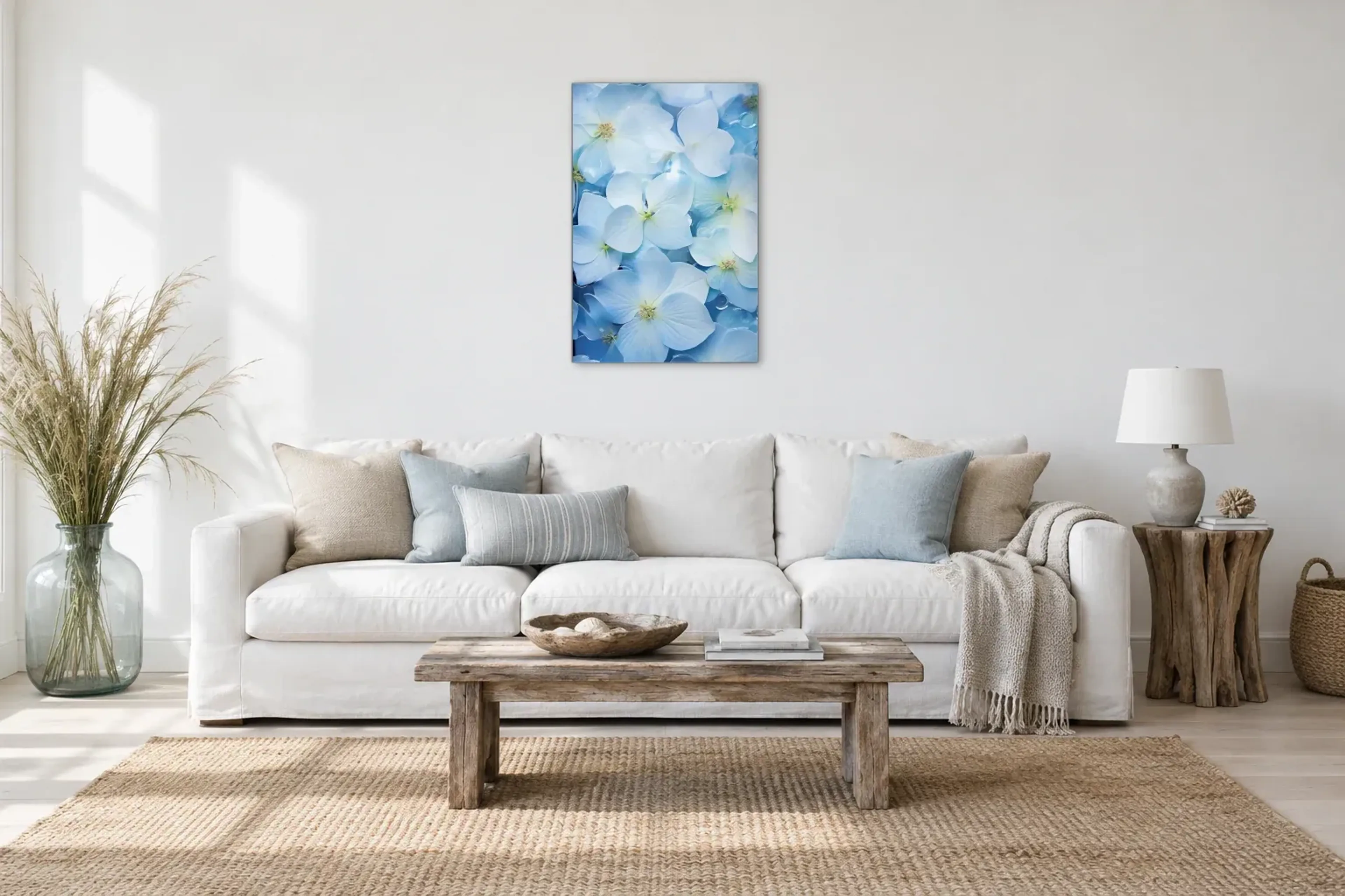 Blüten hellblau als Wandbild über einem 220-cm-Sofa