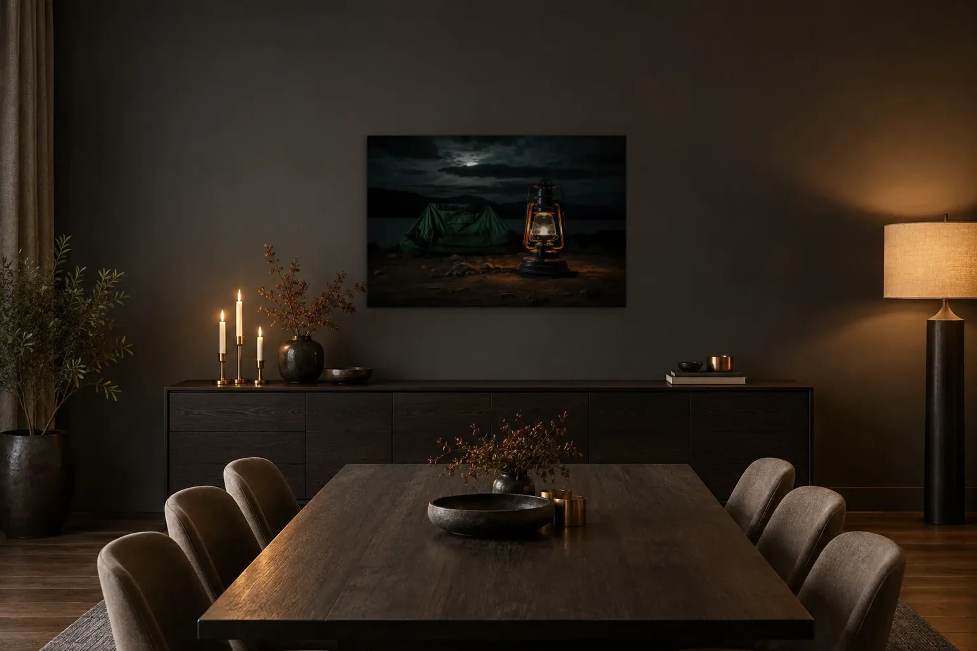 Laterne als Wandbild über einem 180-cm-Sideboard