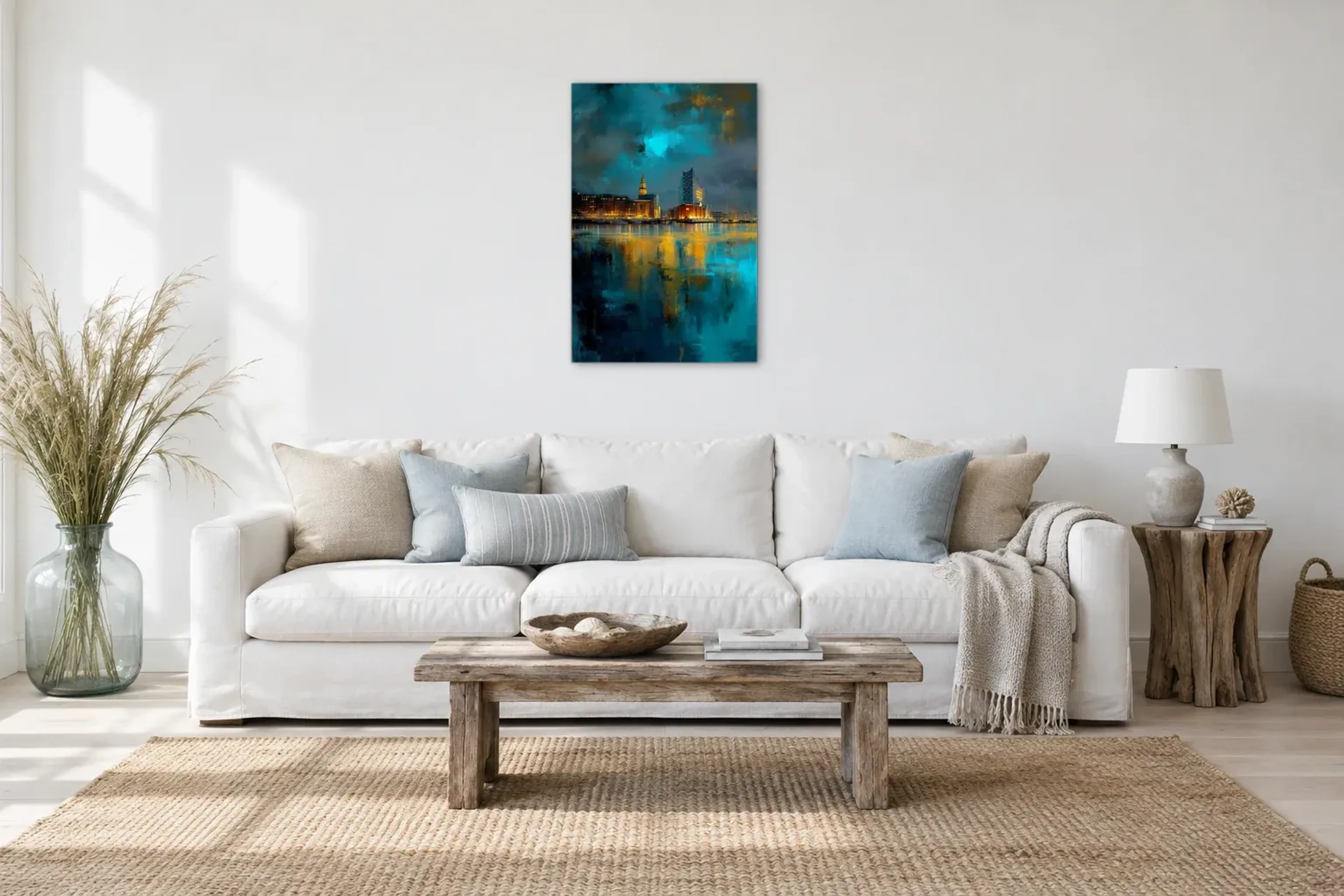 Goldene Lichter am Wasser als Wandbild über einem 220-cm-Sofa
