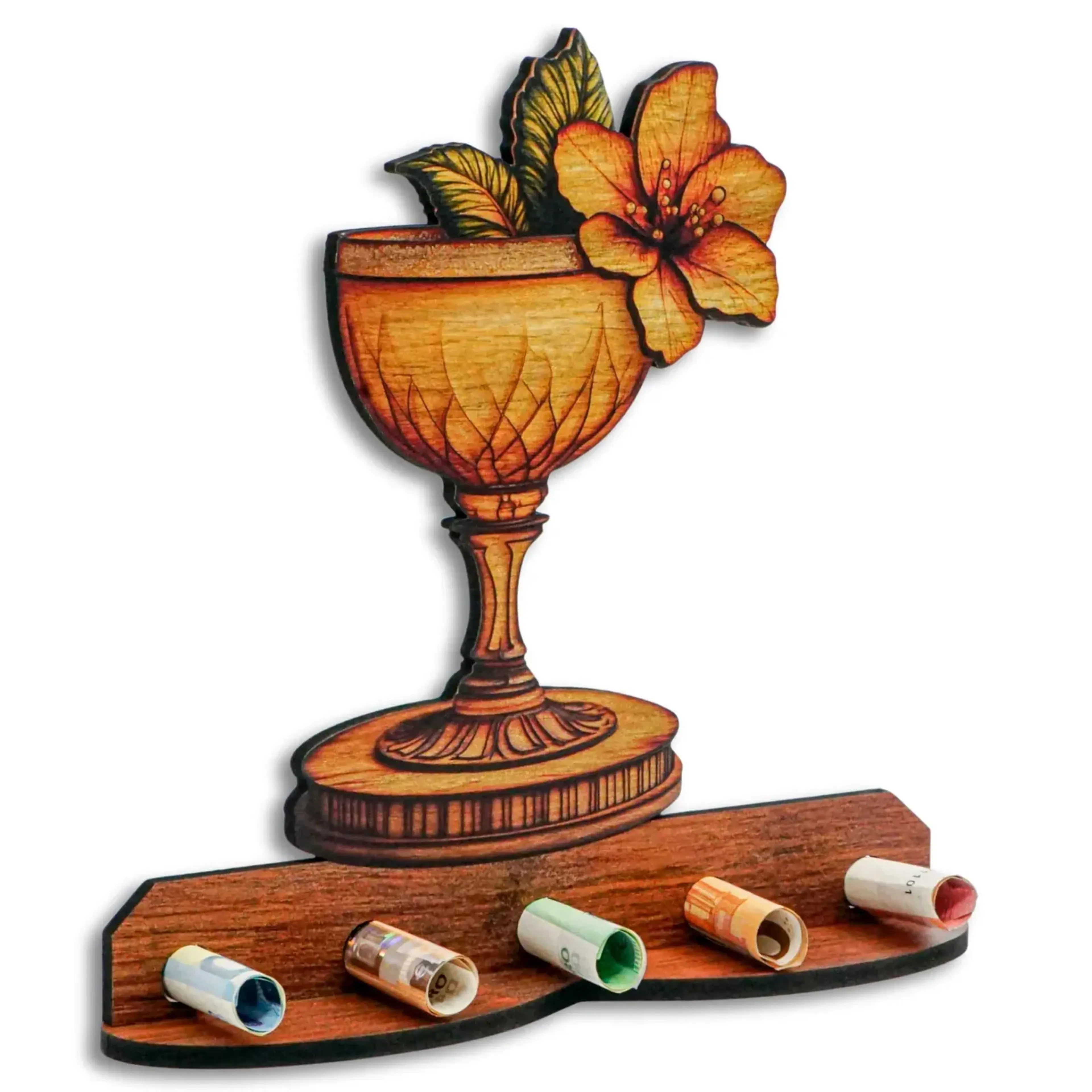 Cocktailkelch mit Blüte und Blättern in Holzoptik, darunter fünf gerollte Geldscheine auf einer Basis.