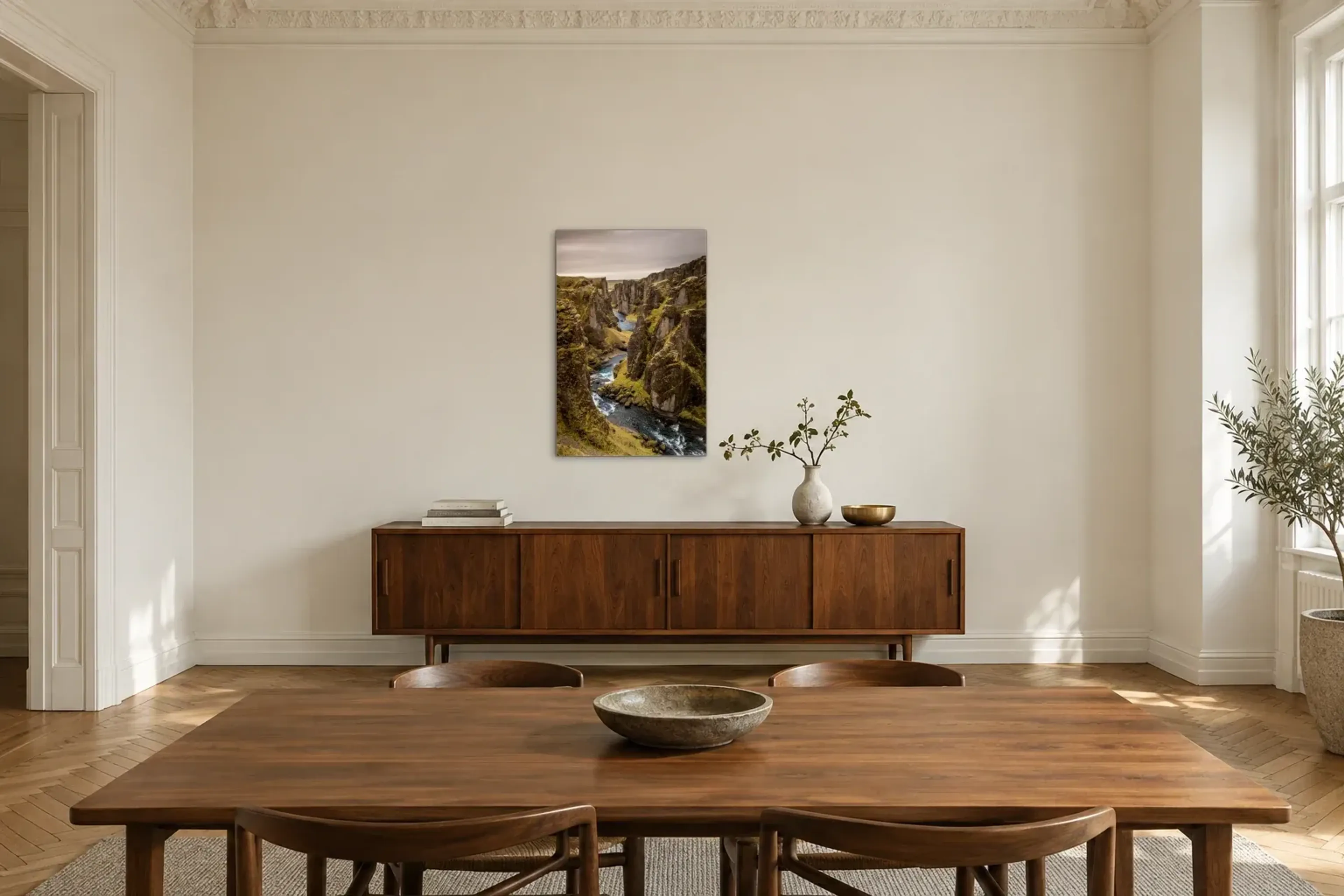 Fluss zwischen grünen Felsen als Wandbild über einem 200-cm-Sideboard