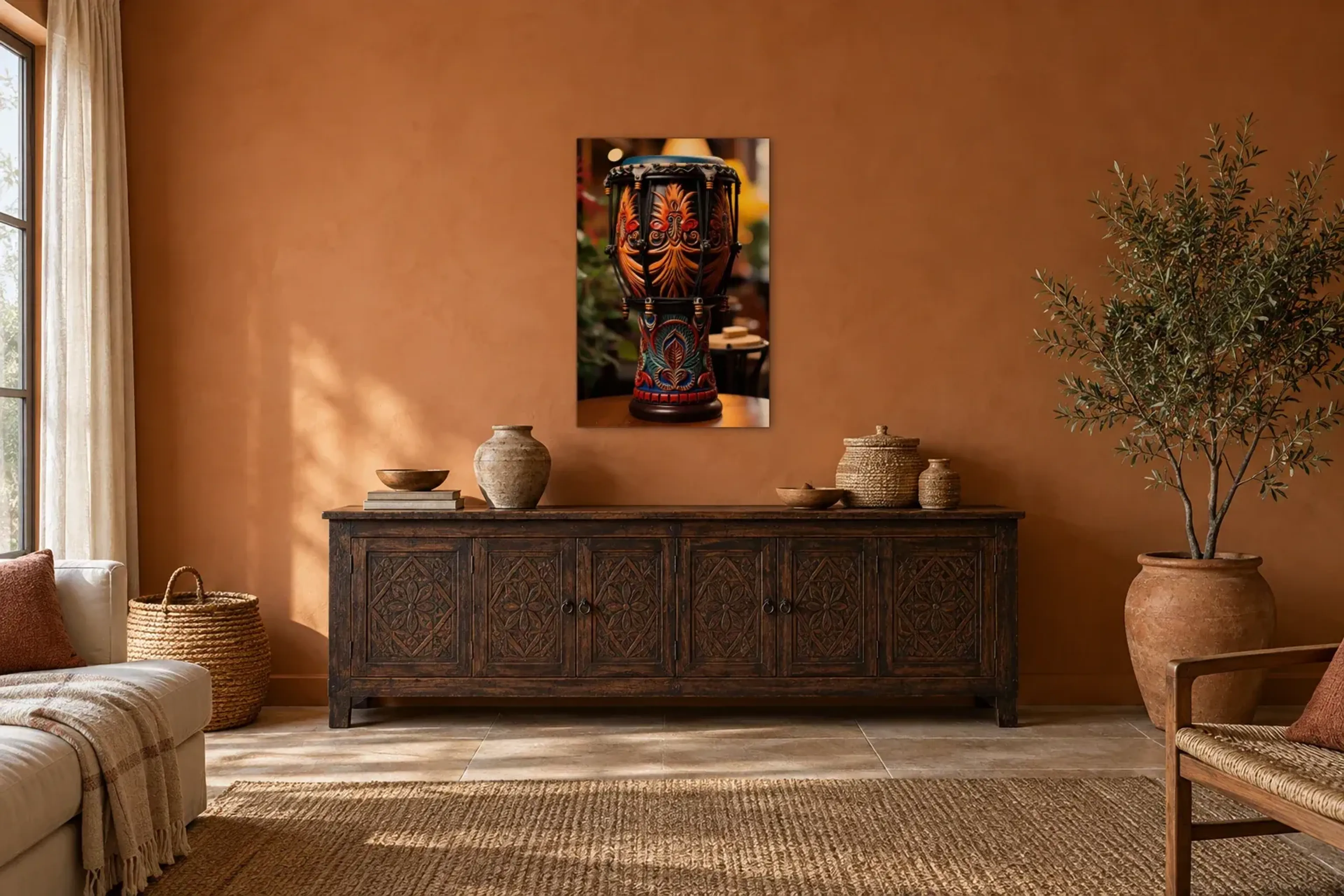 Afrikanische Trommel als Wandbild über einem 180-cm-Sideboard