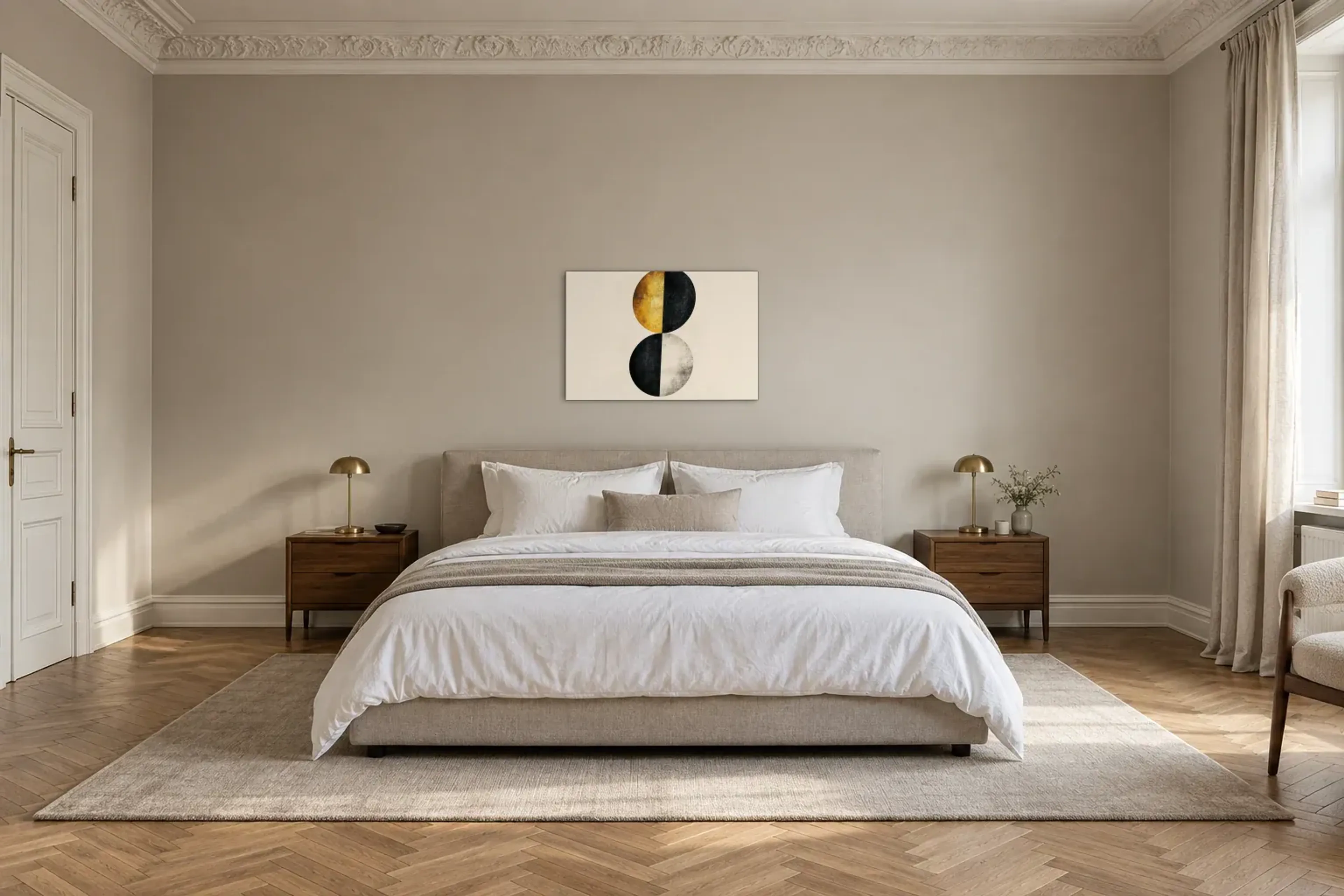 Zwei geteilte Kreise als Wandbild über einem 180-cm-Bett
