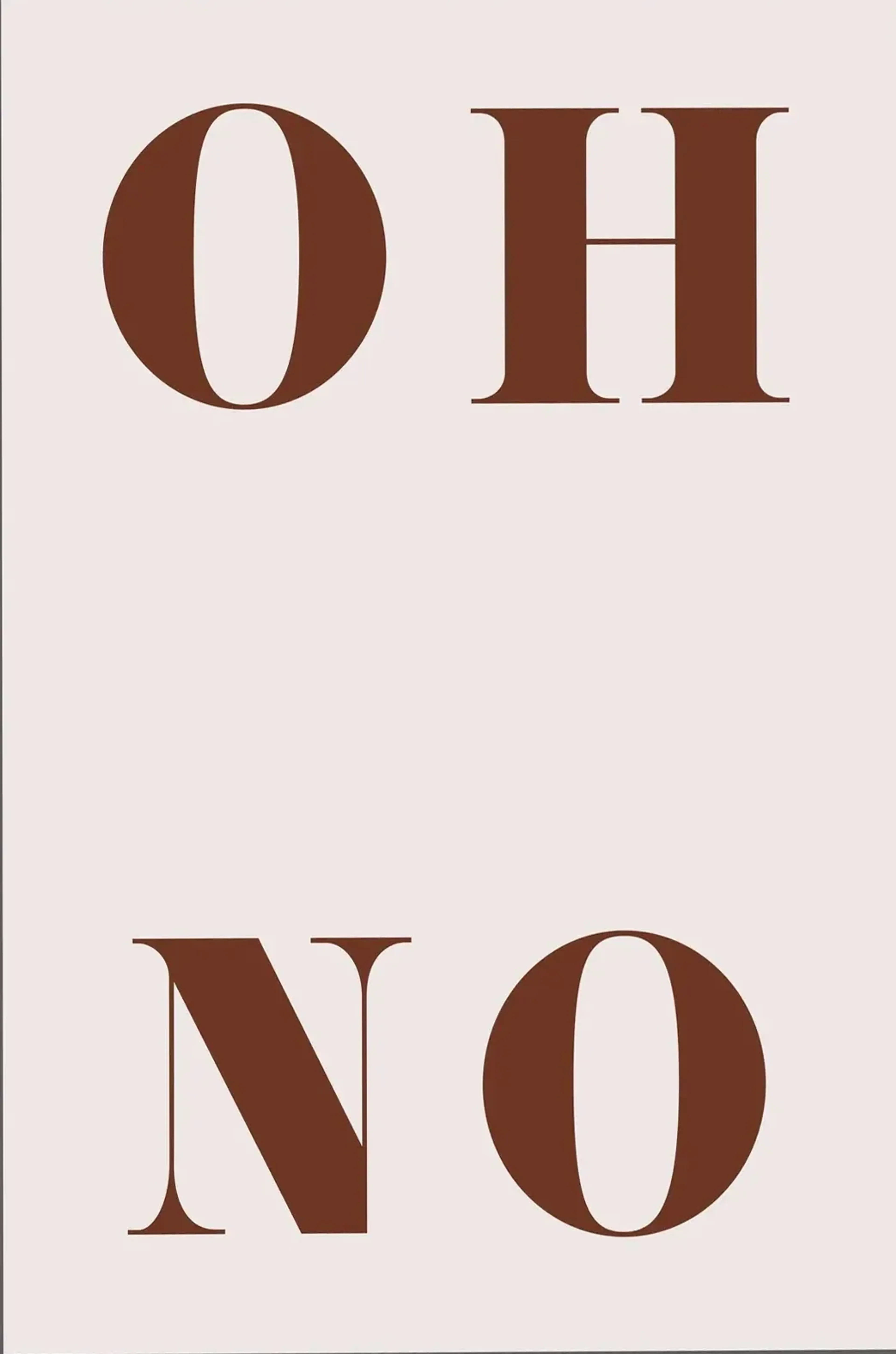 Braune Serifbuchstaben bilden auf hellem, leicht rosigem Grund den zweizeiligen Schriftzug „OH NO“.