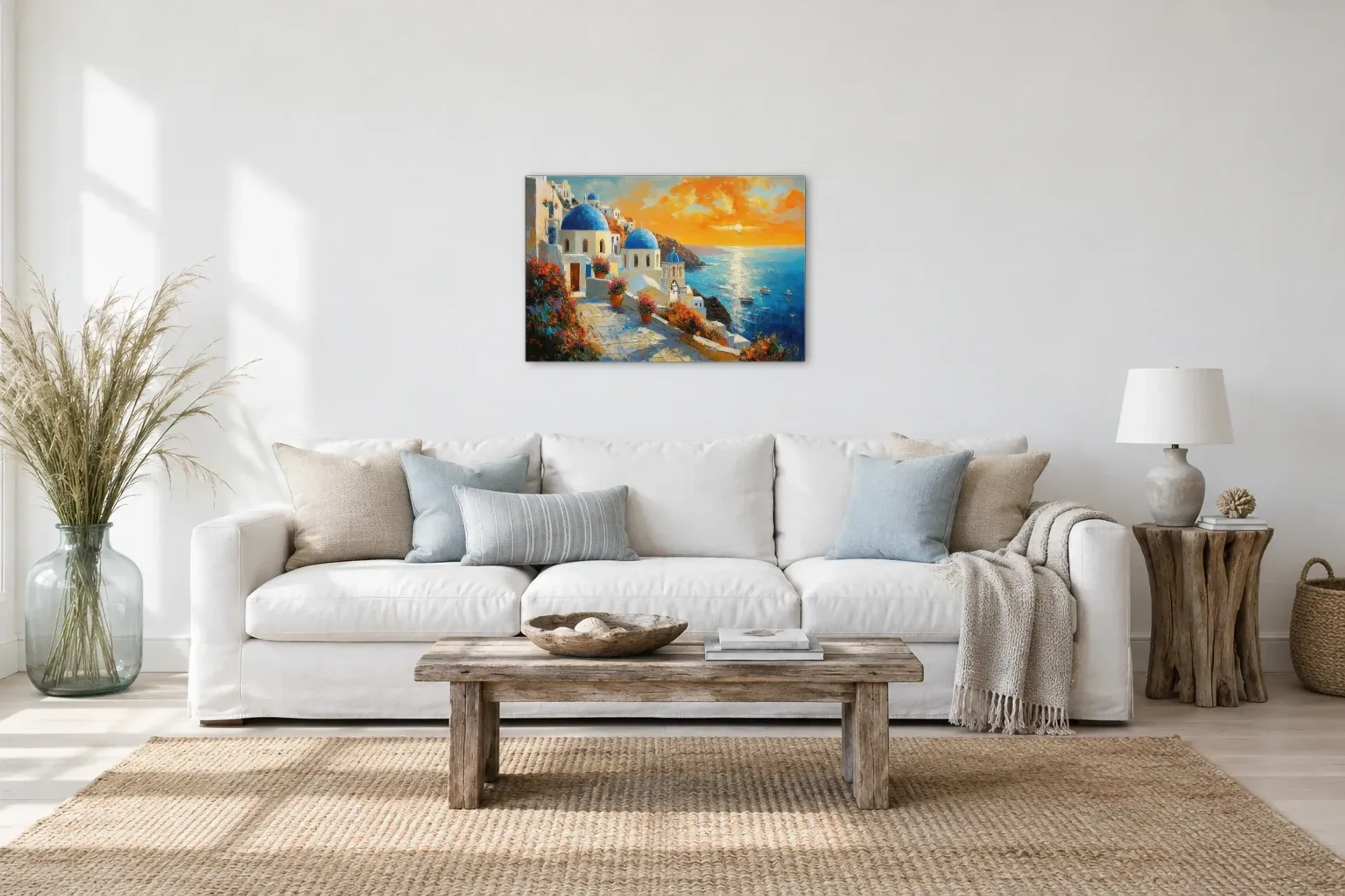 Küstenabend mit blauen Kuppeln als Wandbild über einem 220-cm-Sofa