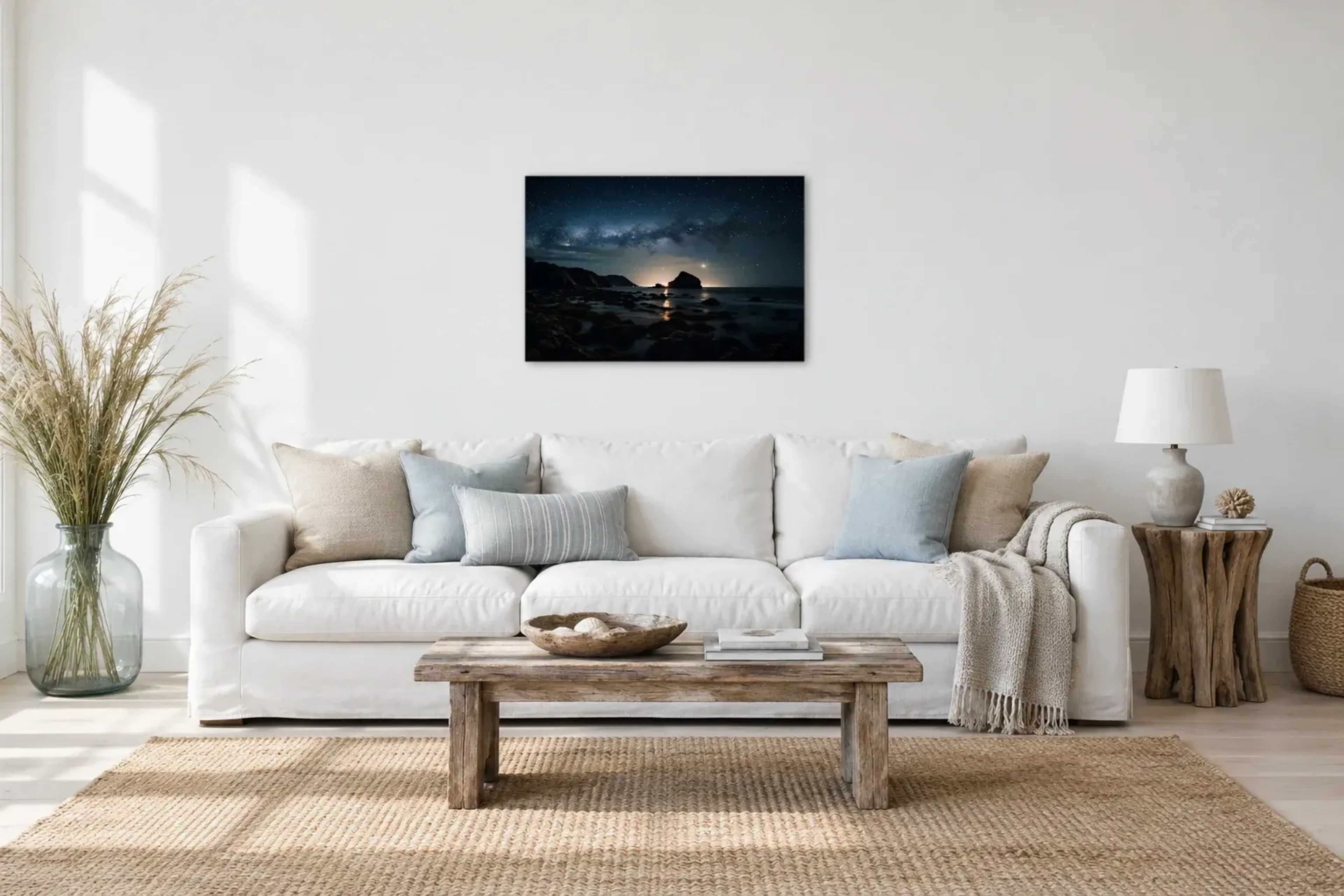 Sternenhimmel am Strand als Wandbild über einem 220-cm-Sofa