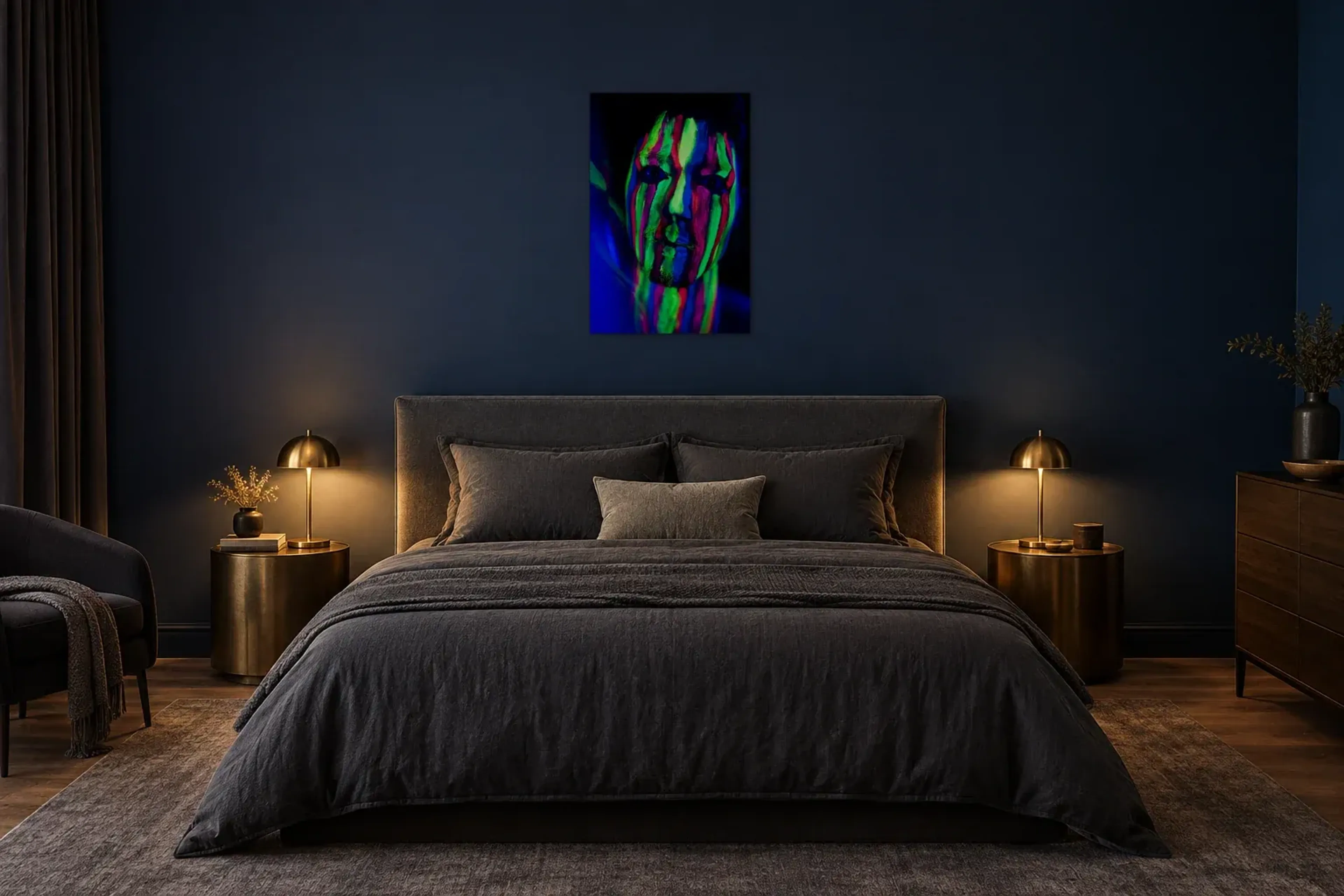 Gesicht in Neonstreifen als Wandbild über einem 180-cm-Bett