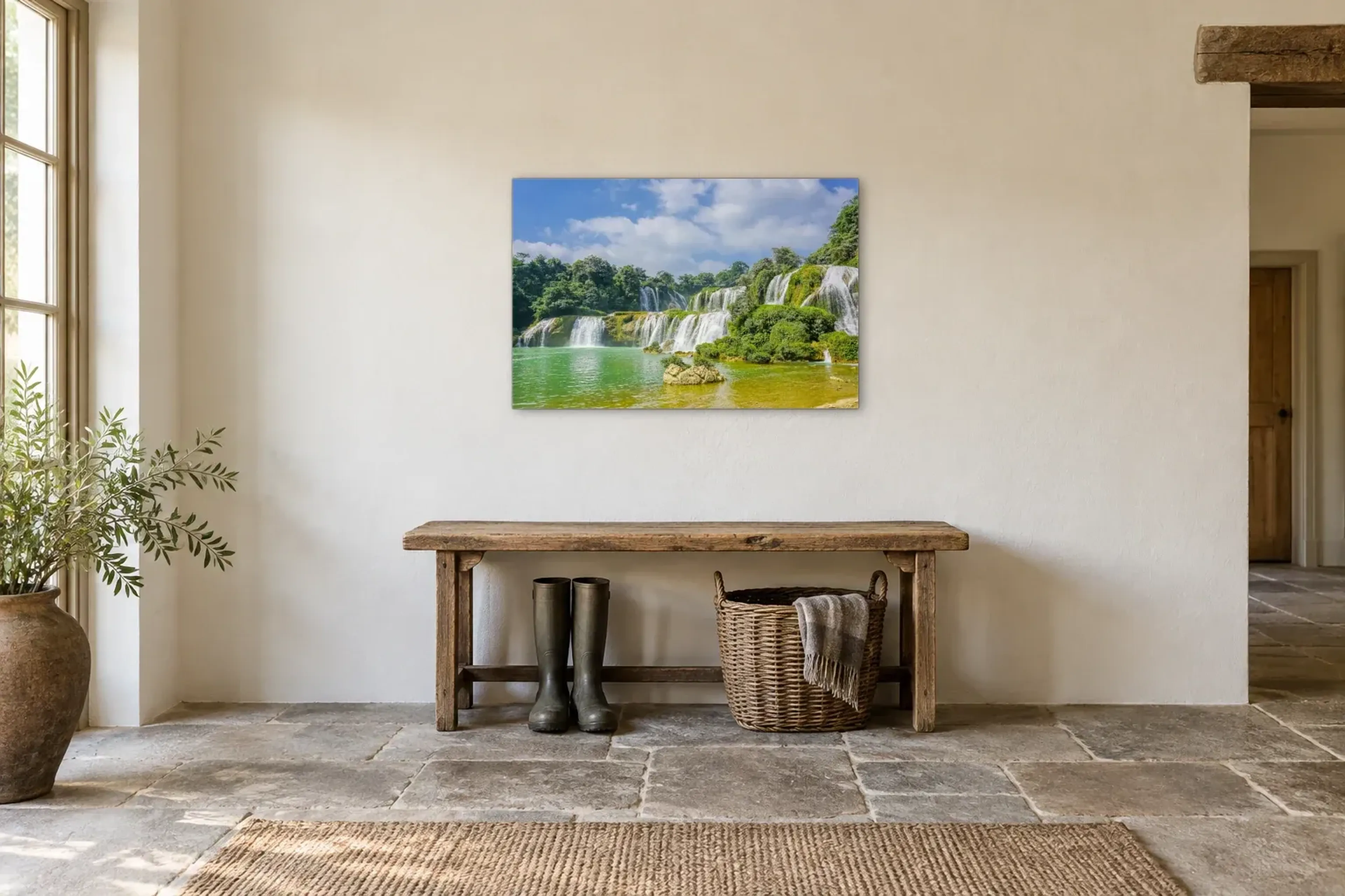 Wasserfälle im Grünen als Wandbild über einer 120-cm-Bank
