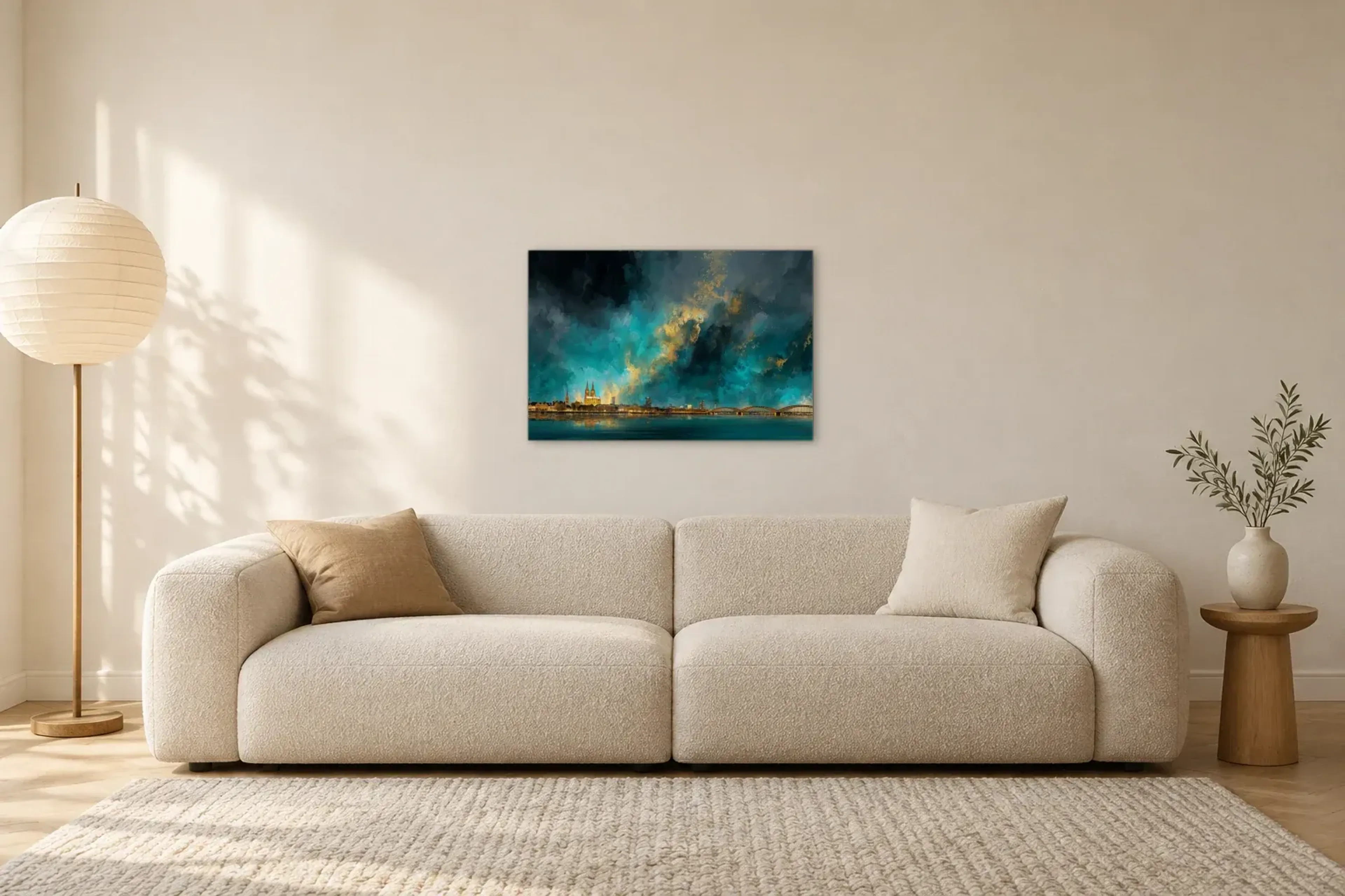 Goldwolken über Köln als Wandbild über einem 230-cm-Sofa