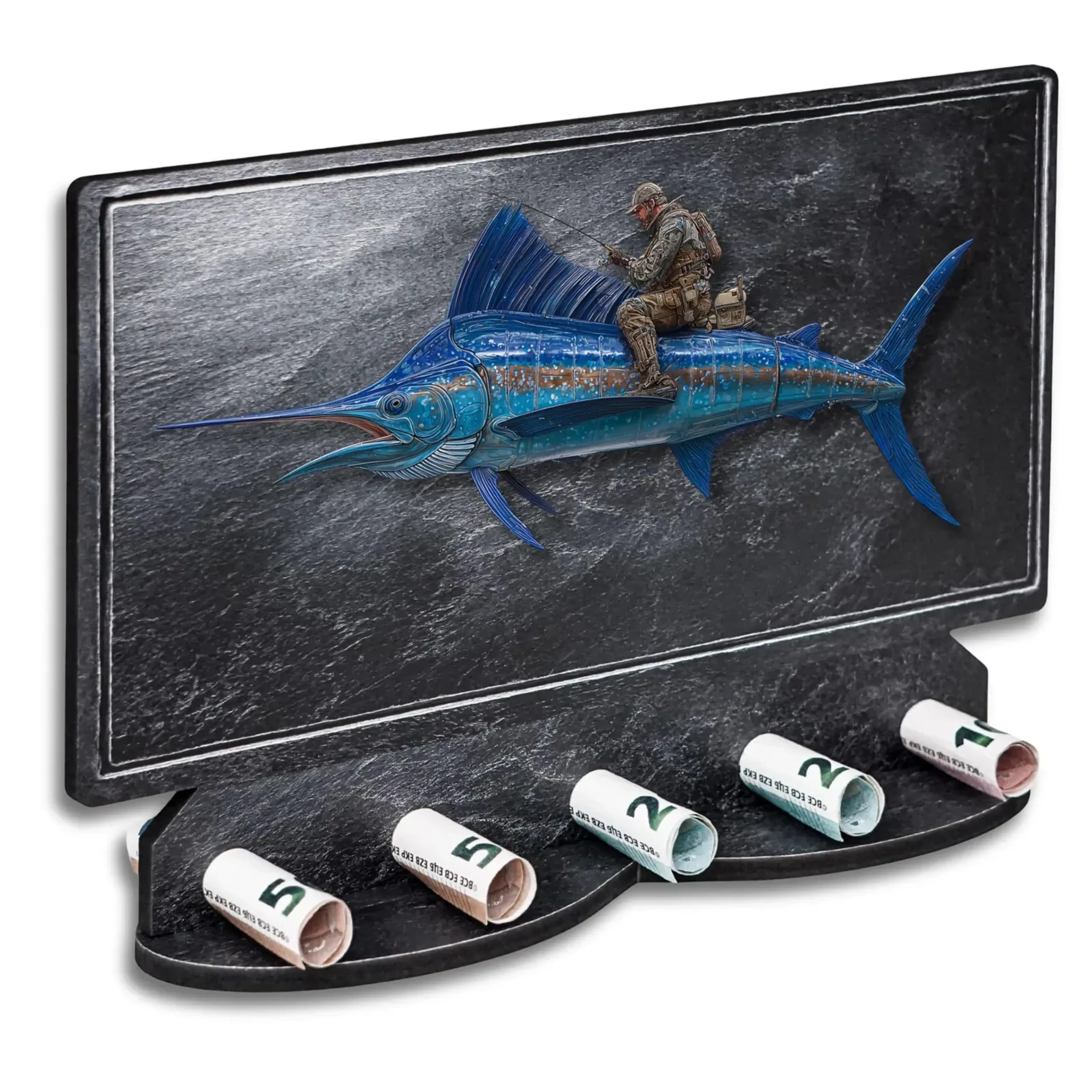 Angler auf einem großen blauen Fisch vor einer rechteckigen Fläche in Schieferoptik, davor gerollte Geldscheine.