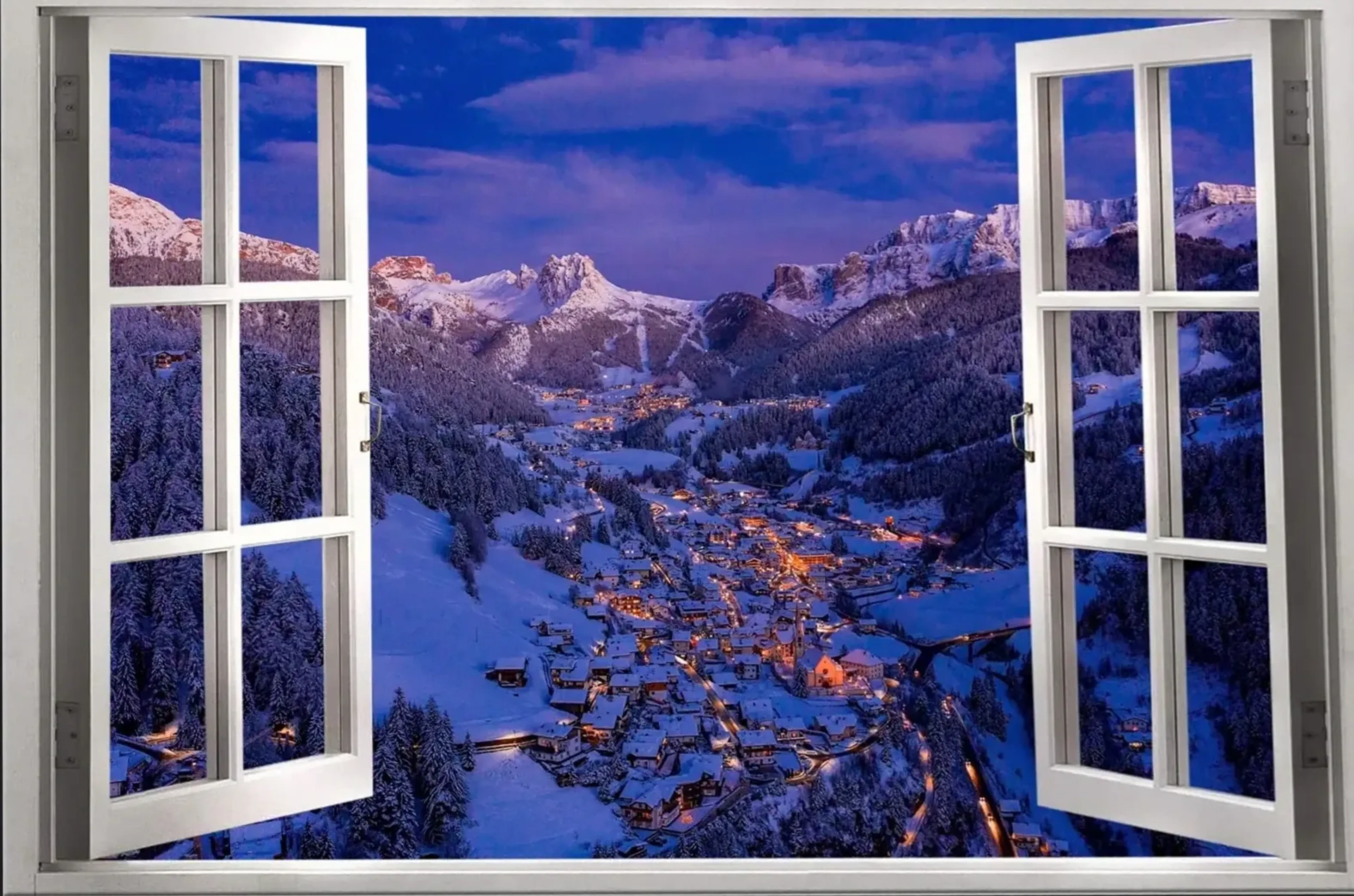 Offenes weißes Fenster mit Blick auf ein beleuchtetes, verschneites Bergdorf unter blauviolettem Himmel.