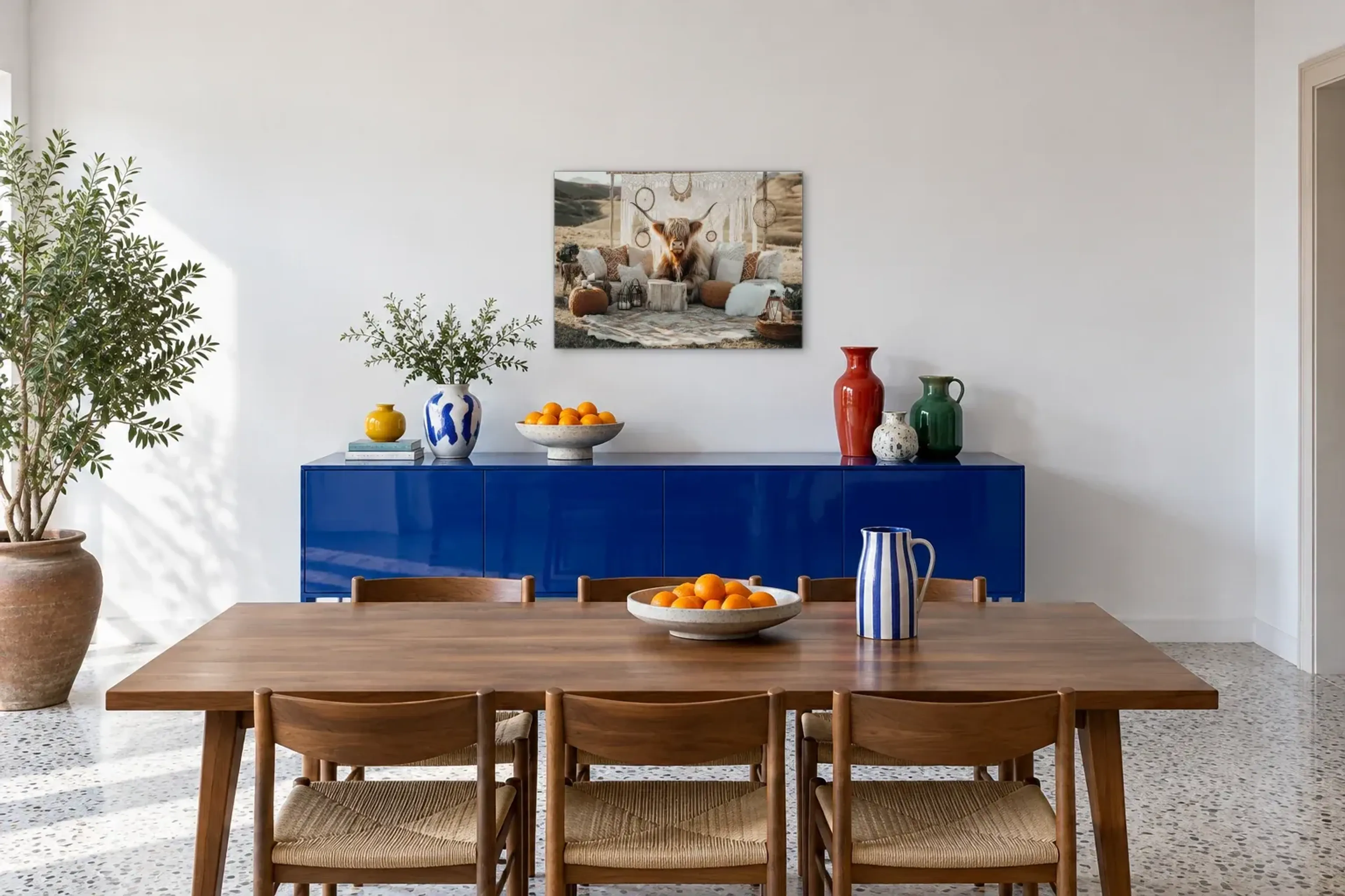 Hochlandrind in der Kuschelecke als Wandbild über einem 180-cm-Sideboard