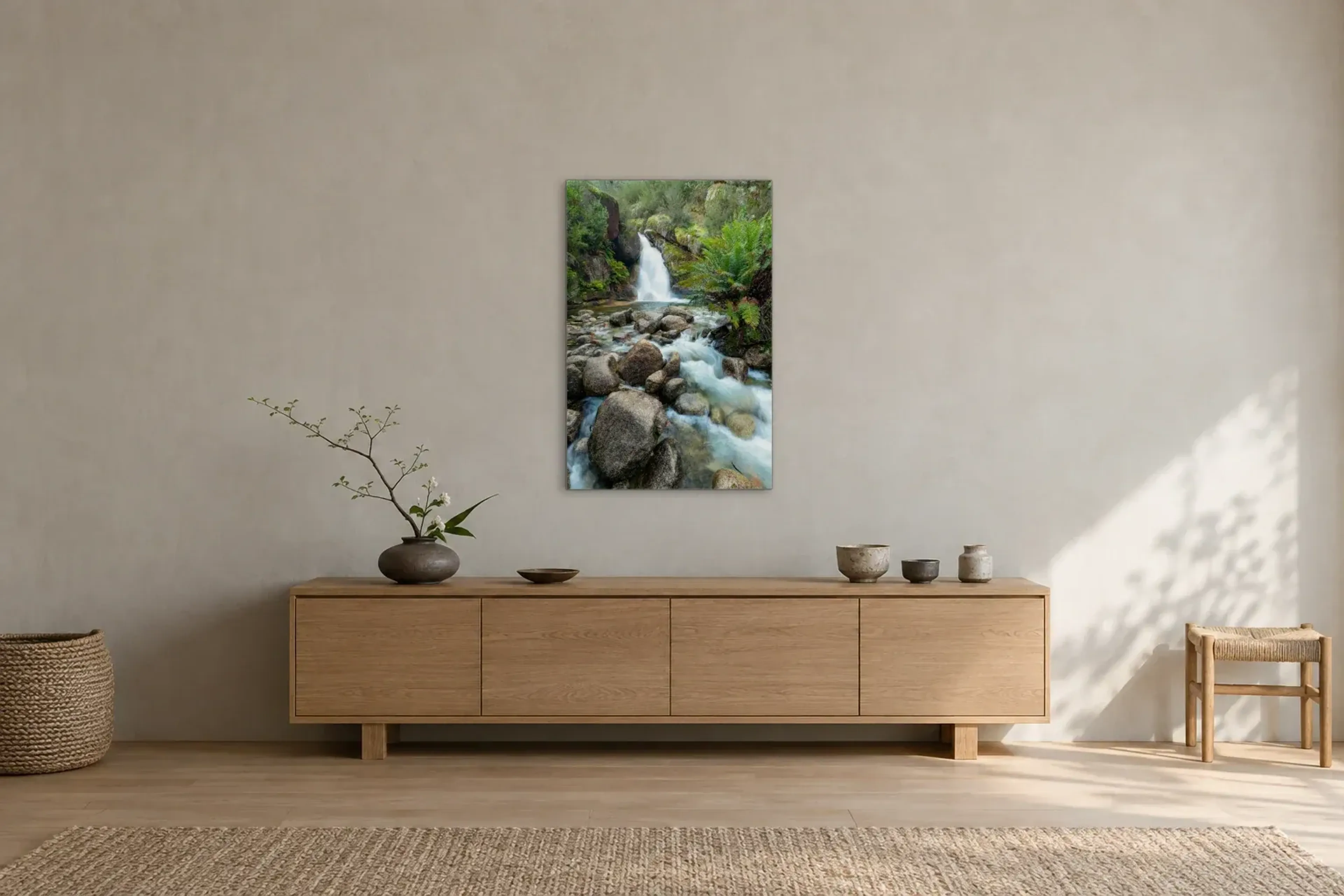Wasserfall im Wald als Wandbild über einem 180-cm-Sideboard