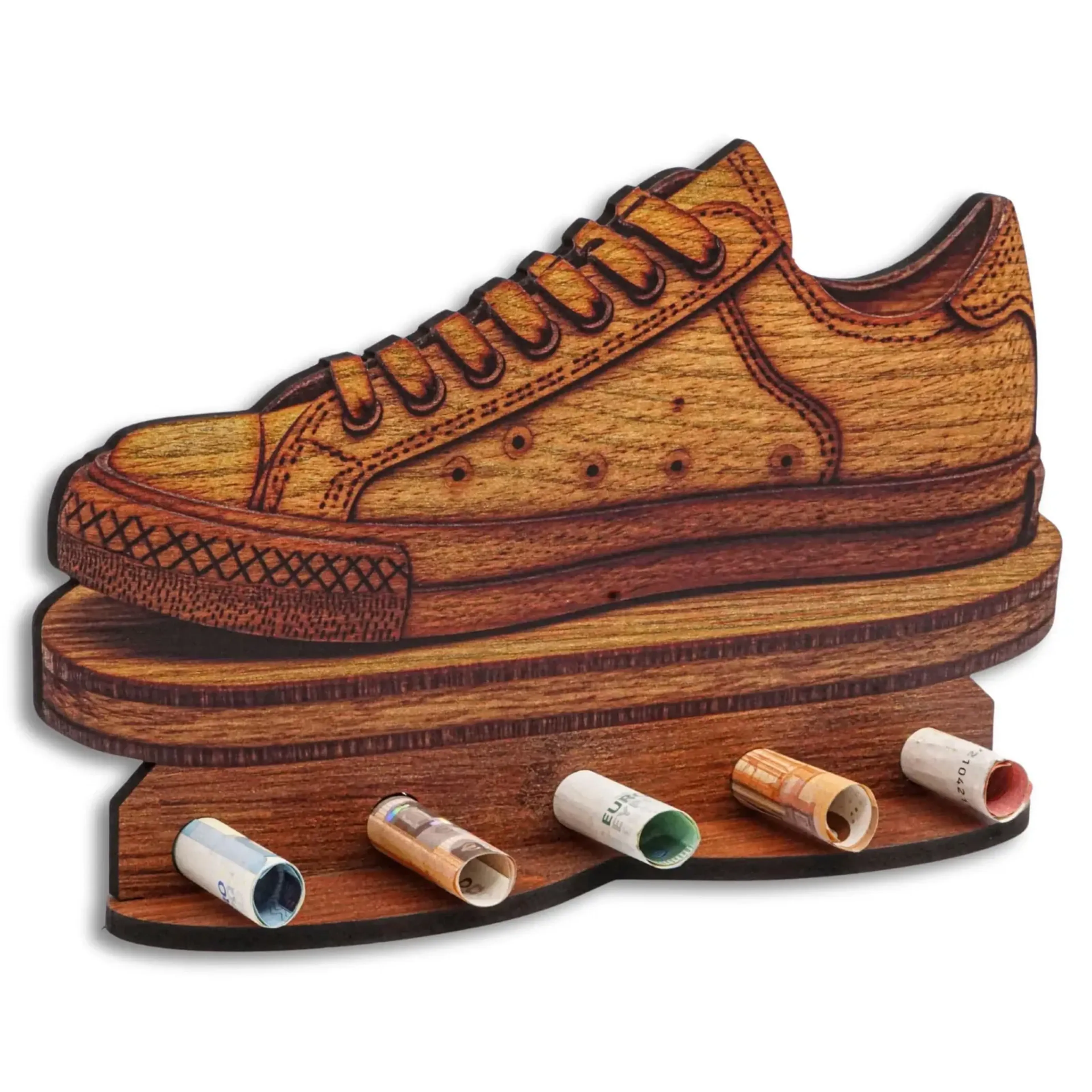 Flacher Schnürsneaker in brauner Holzoptik auf einem Sockel, davor fünf gerollte Geldscheine.
