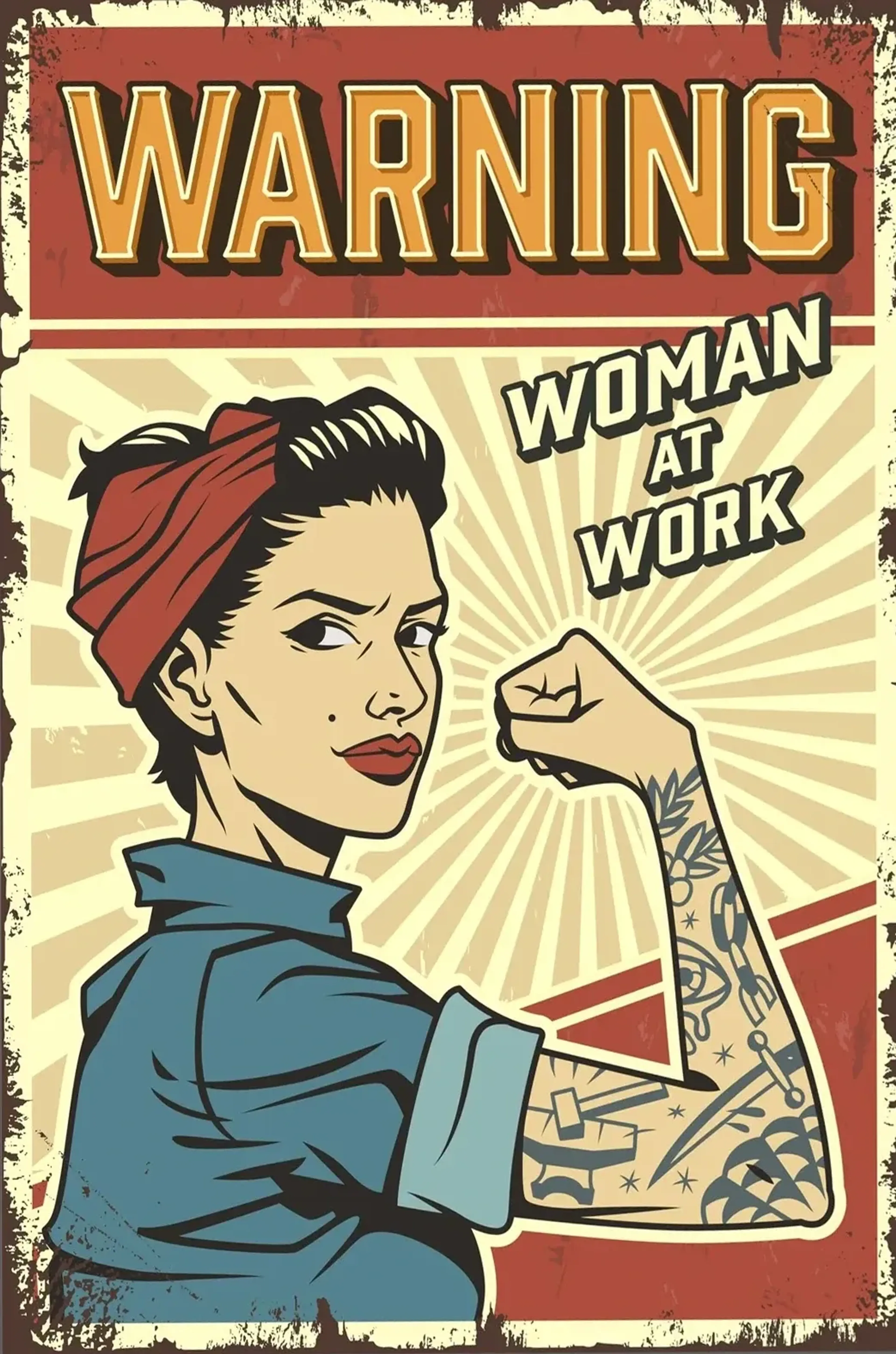 Retroschild mit einer Frau mit rotem Kopftuch, erhobenem tätowiertem Arm und der Aufschrift „WARNING WOMAN AT WORK“.