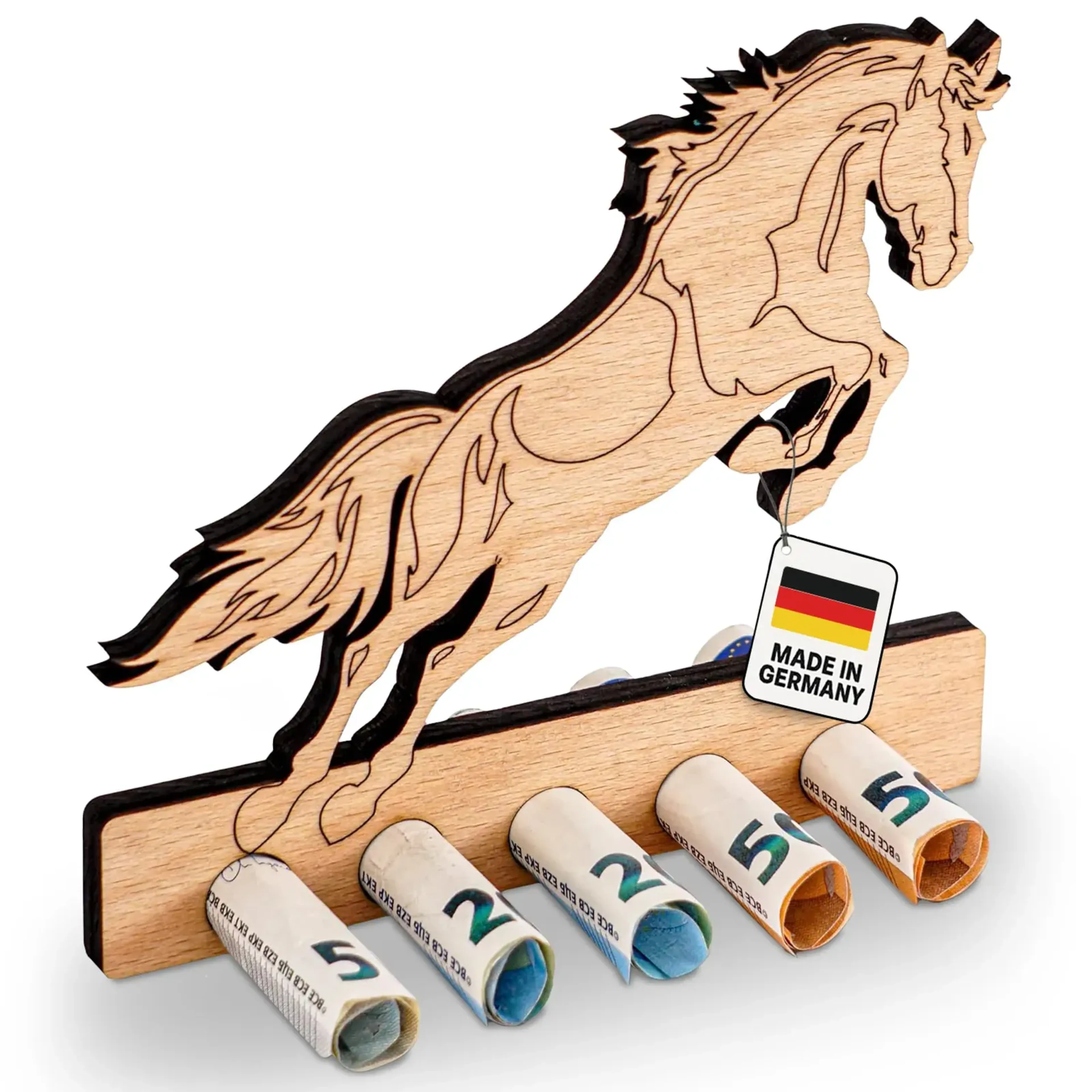 Steigendes Pferd aus hellem Holz mit dunklen Konturen über einer Leiste mit fünf gerollten Geldscheinen.