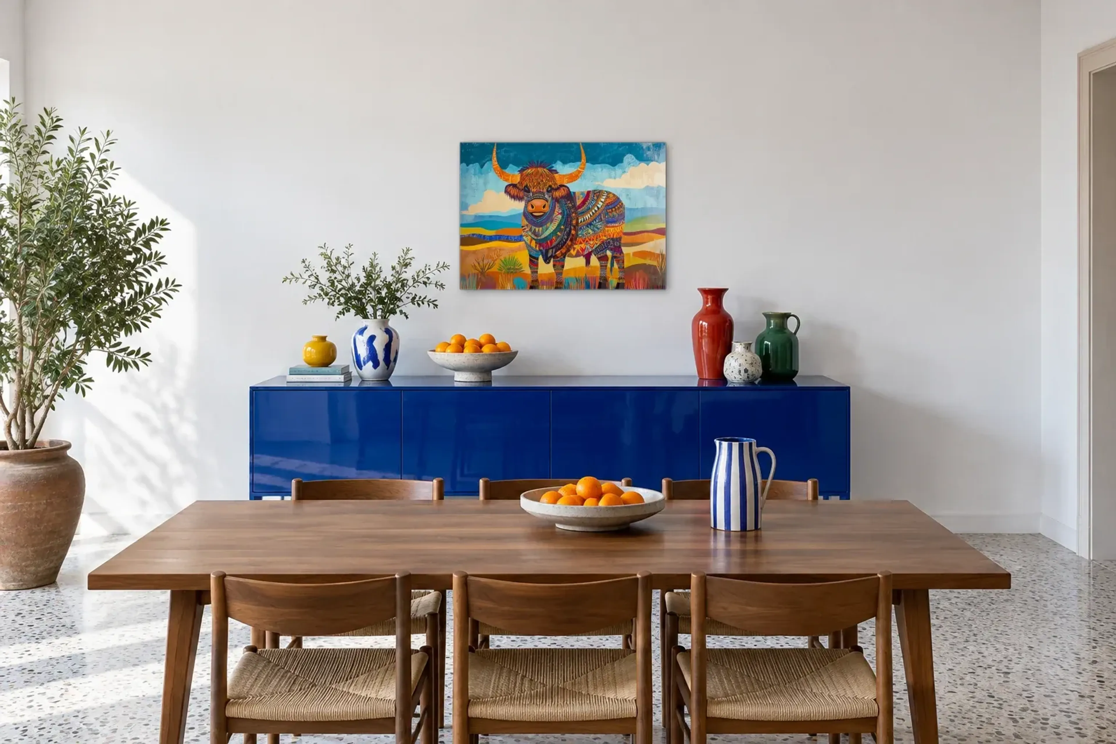 Hochlandrind voller Muster als Wandbild über einem 180-cm-Sideboard