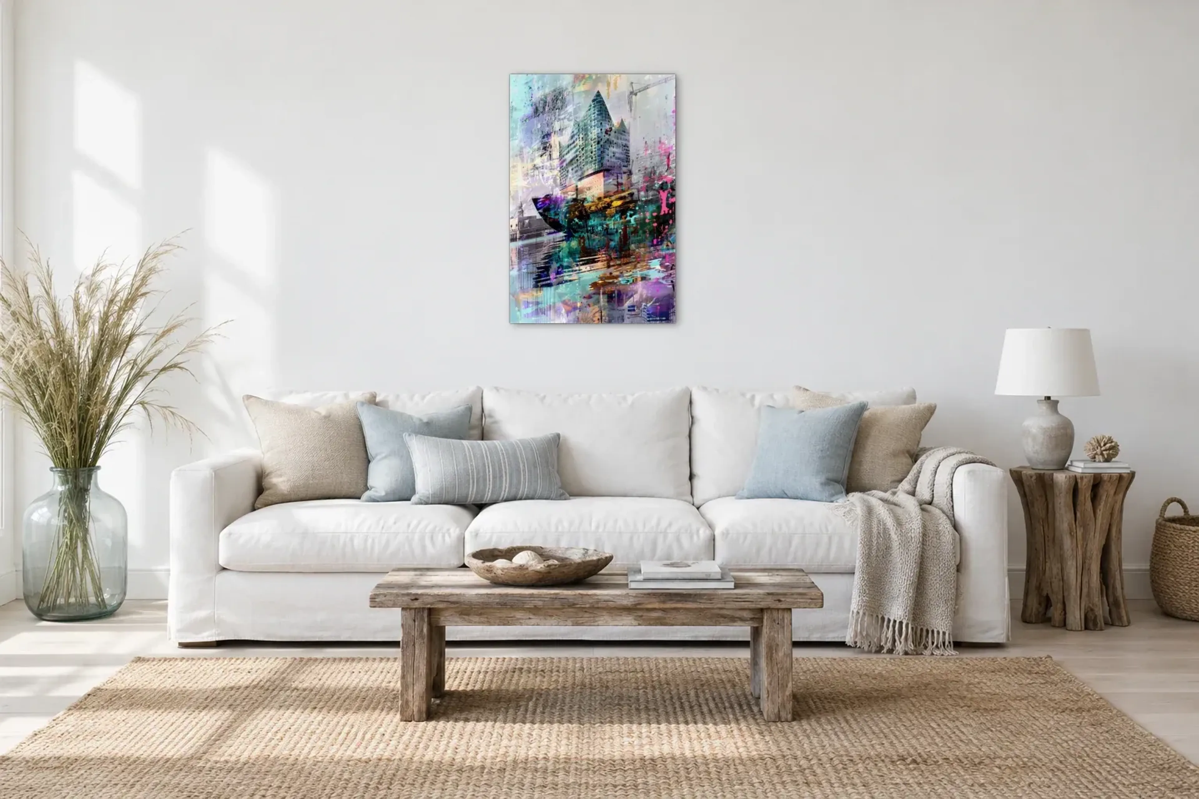 Elbphilharmonie im Farbenspiel als Wandbild über einem 220-cm-Sofa