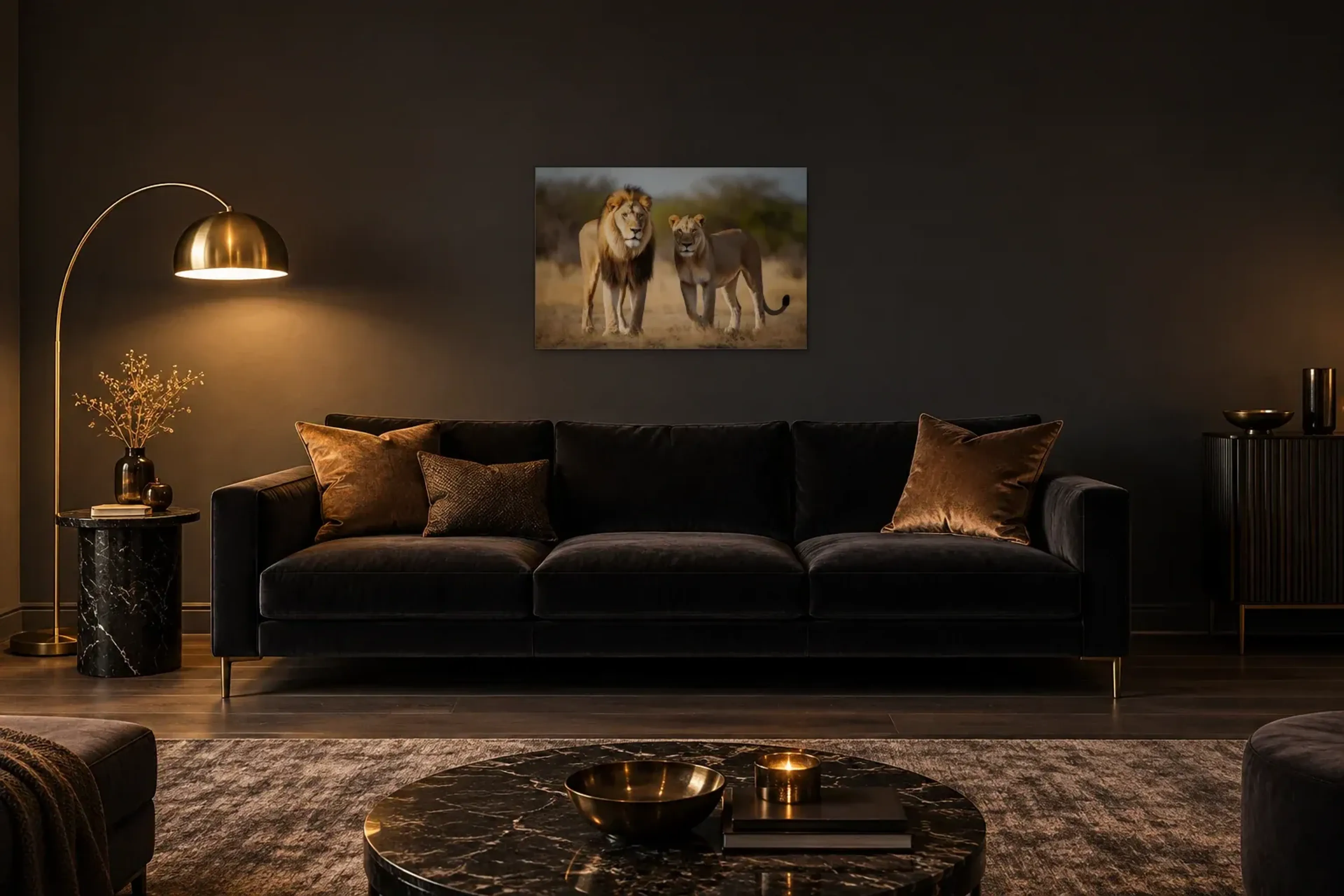 Löwe und Löwin als Wandbild über einem 220-cm-Sofa