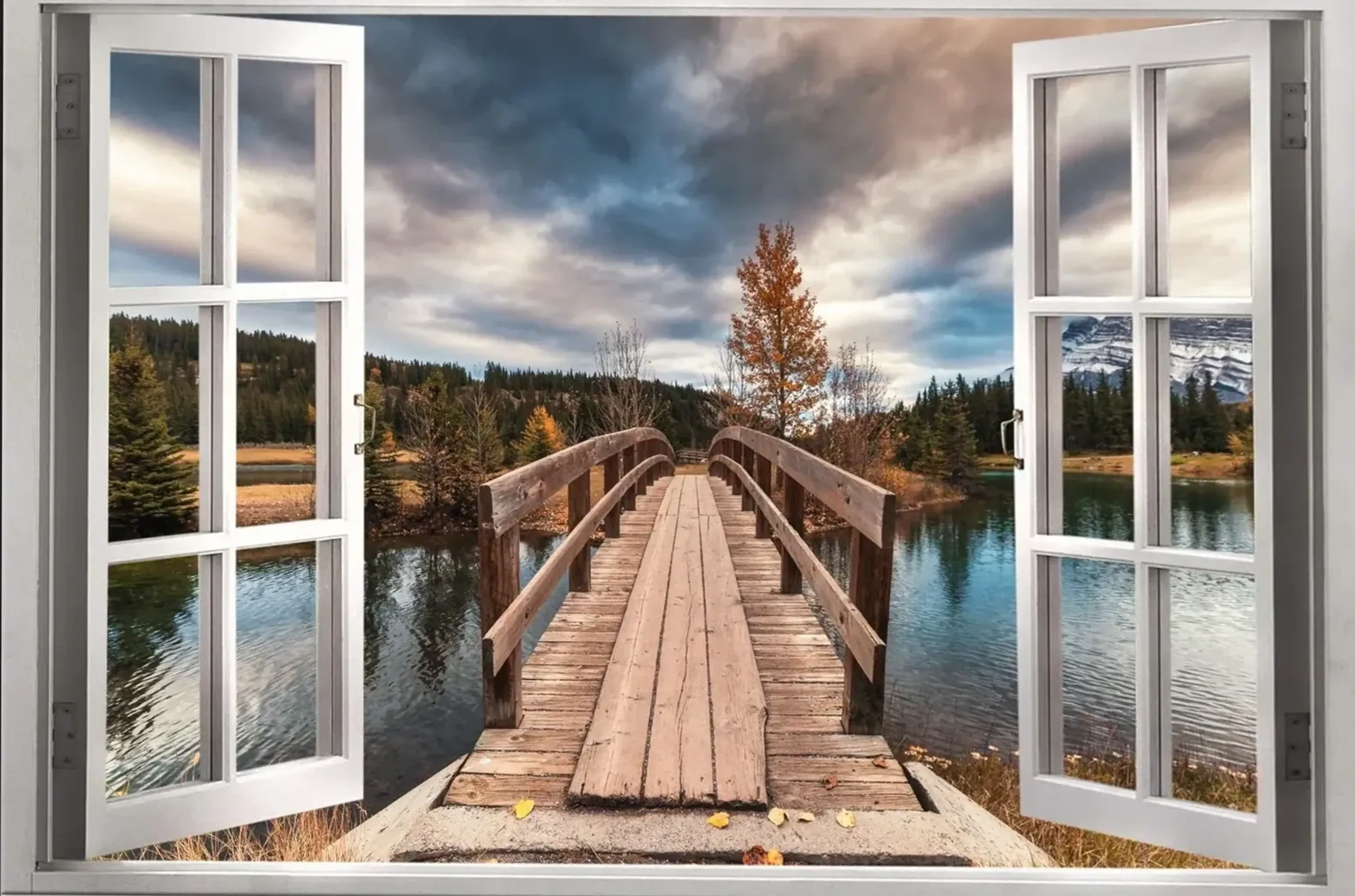 Geöffnete weiße Fensterflügel vor einer Holzbrücke über Wasser, herbstlichen Bäumen und dunklen Wolken.