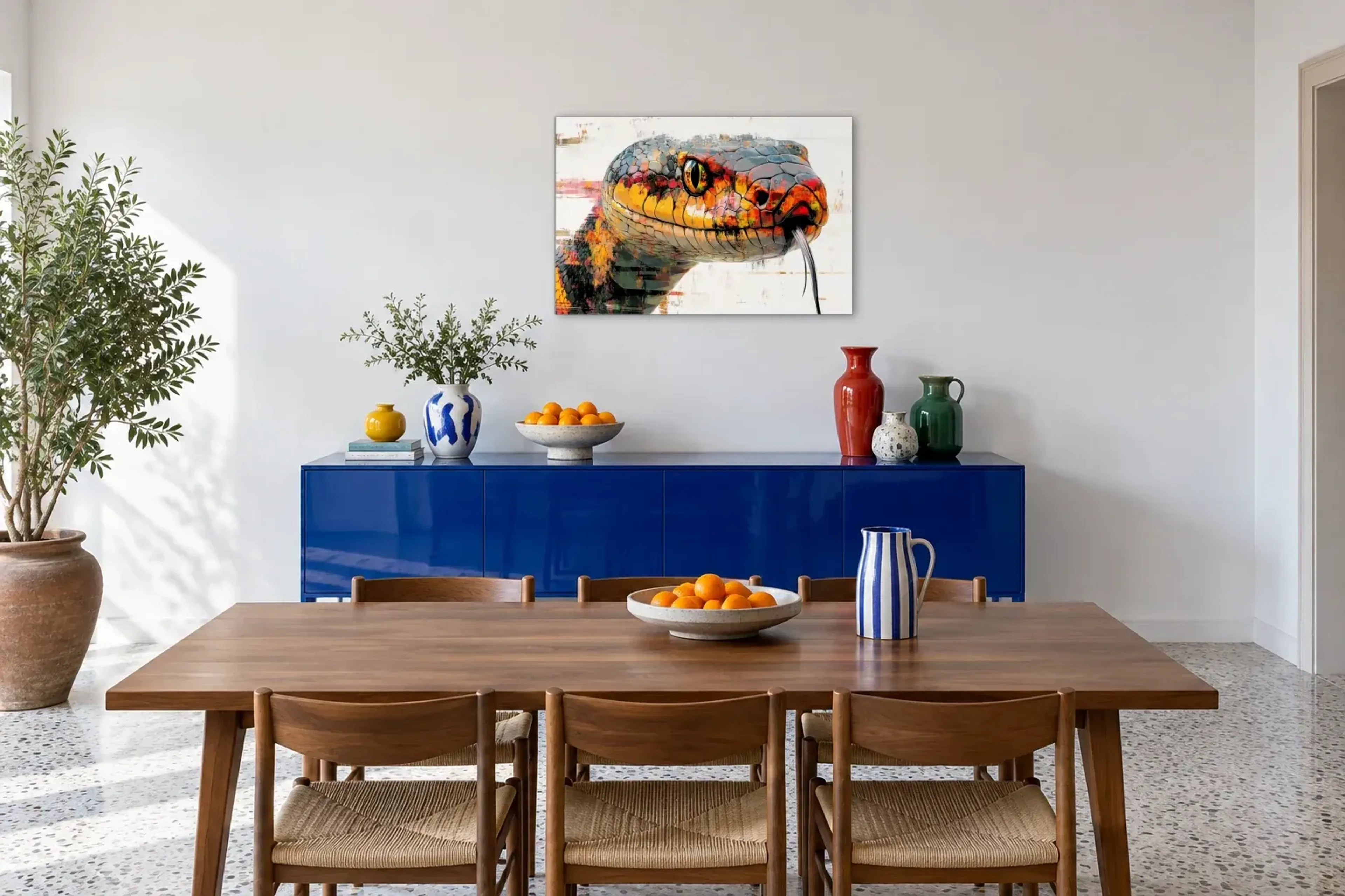 Kobra auf Cremeweiß als Wandbild über einem 180-cm-Sideboard