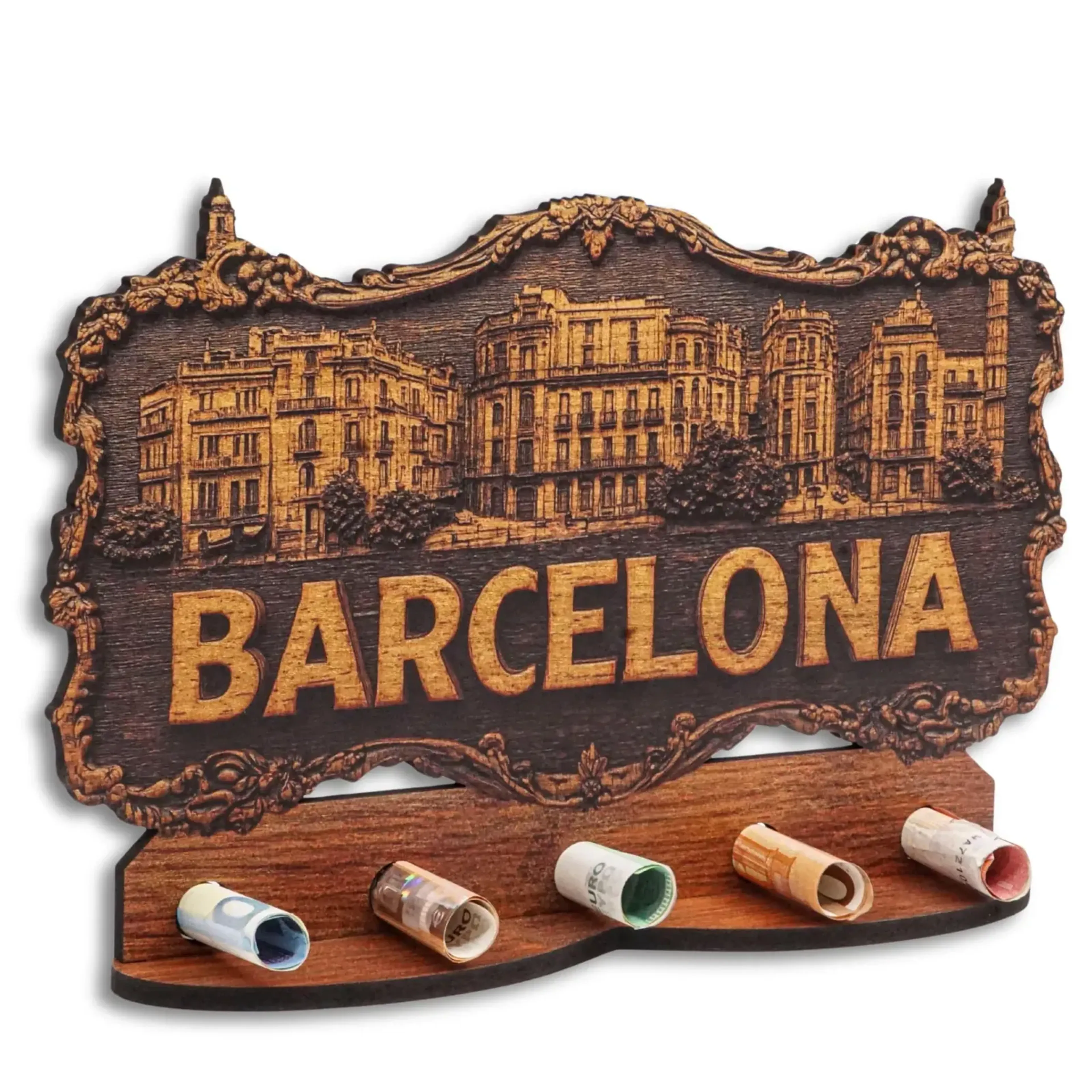 Verziertes Schild in Holzoptik mit Häuserfassaden, dem Schriftzug „BARCELONA“ und fünf gerollten Geldscheinen.