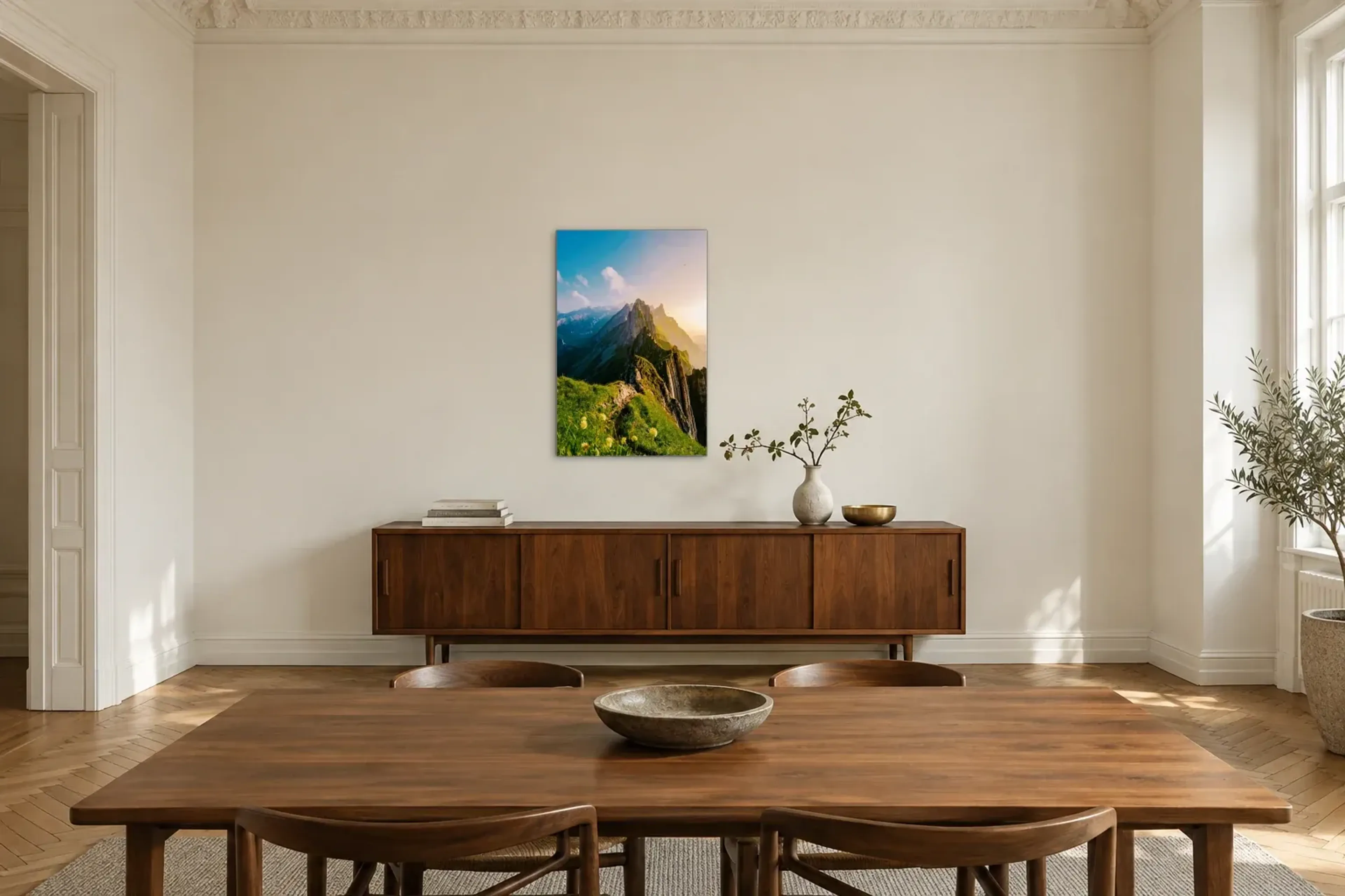 Berggrat im Sonnenlicht als Wandbild über einem 200-cm-Sideboard