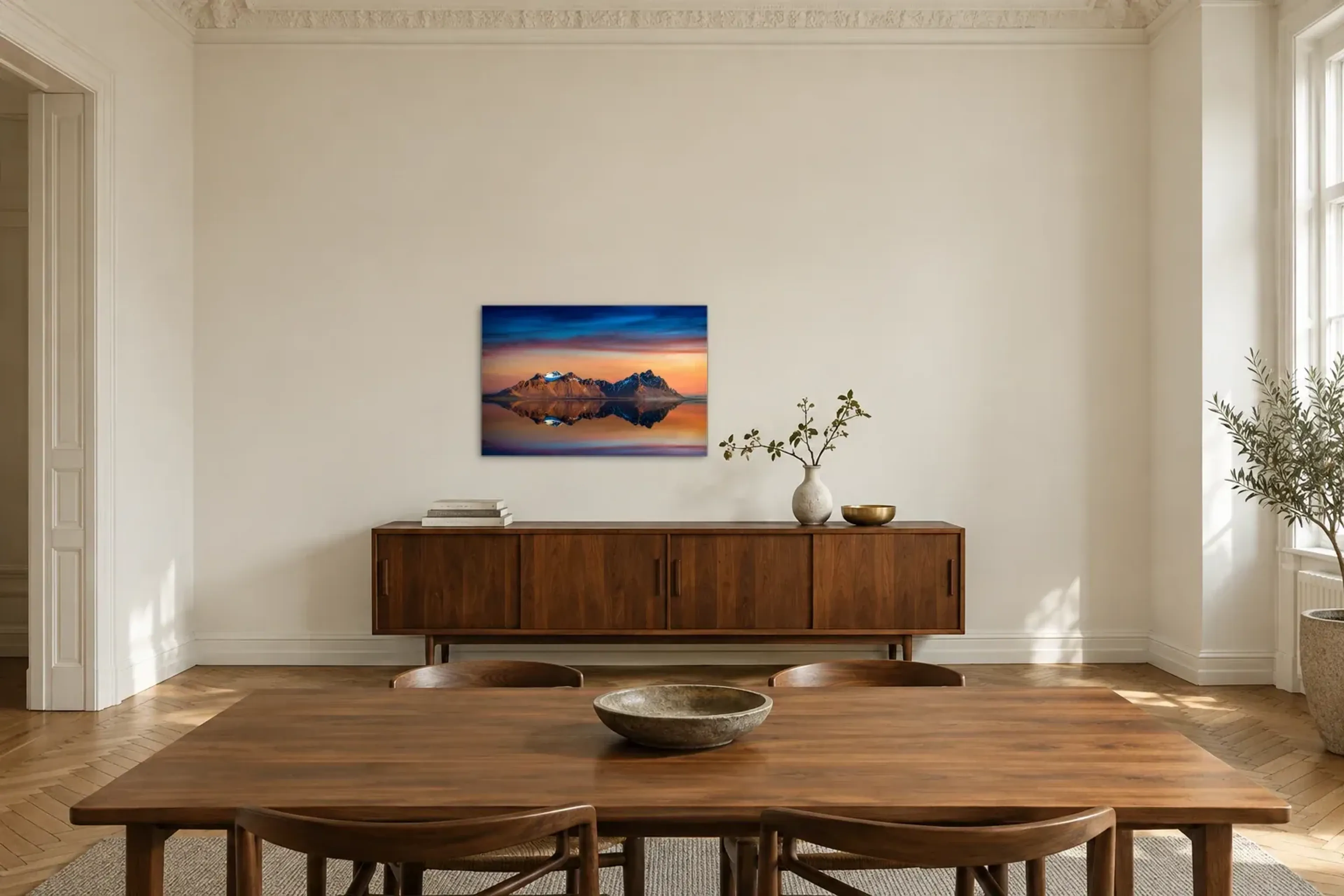 Spiegelsee als Wandbild über einem 200-cm-Sideboard