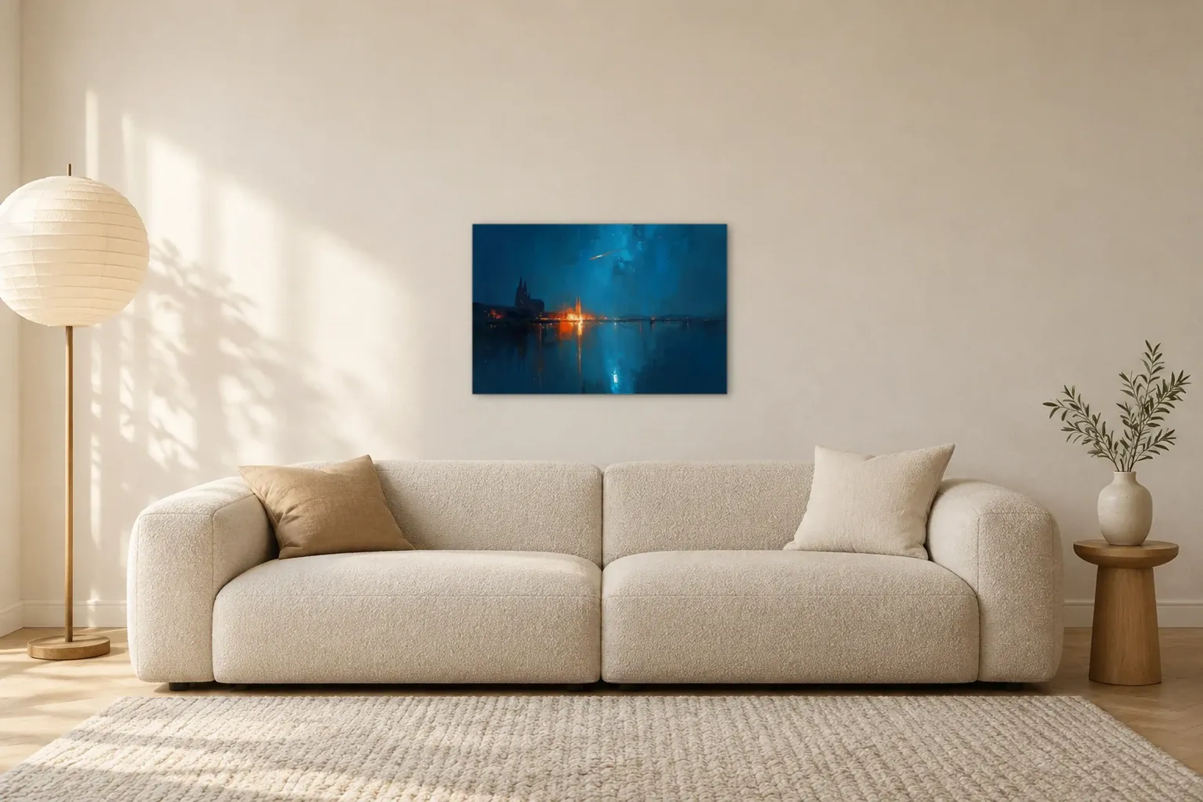 Köln in blauer Stille als Wandbild über einem 230-cm-Sofa